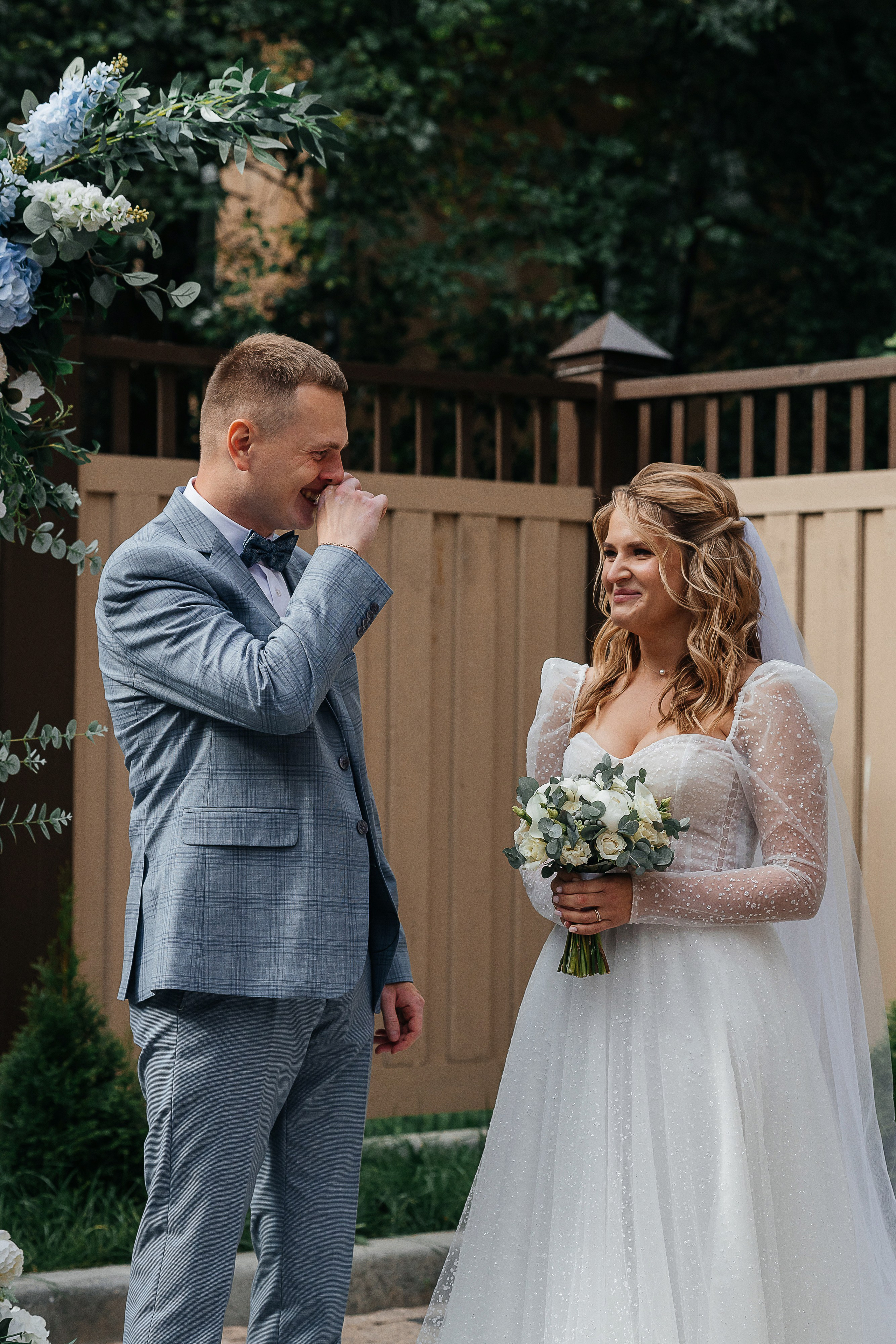 Трогательная выездная церемония в уютном дворике отеля. Олег Сверчков | Свадебный фотограф Вологда