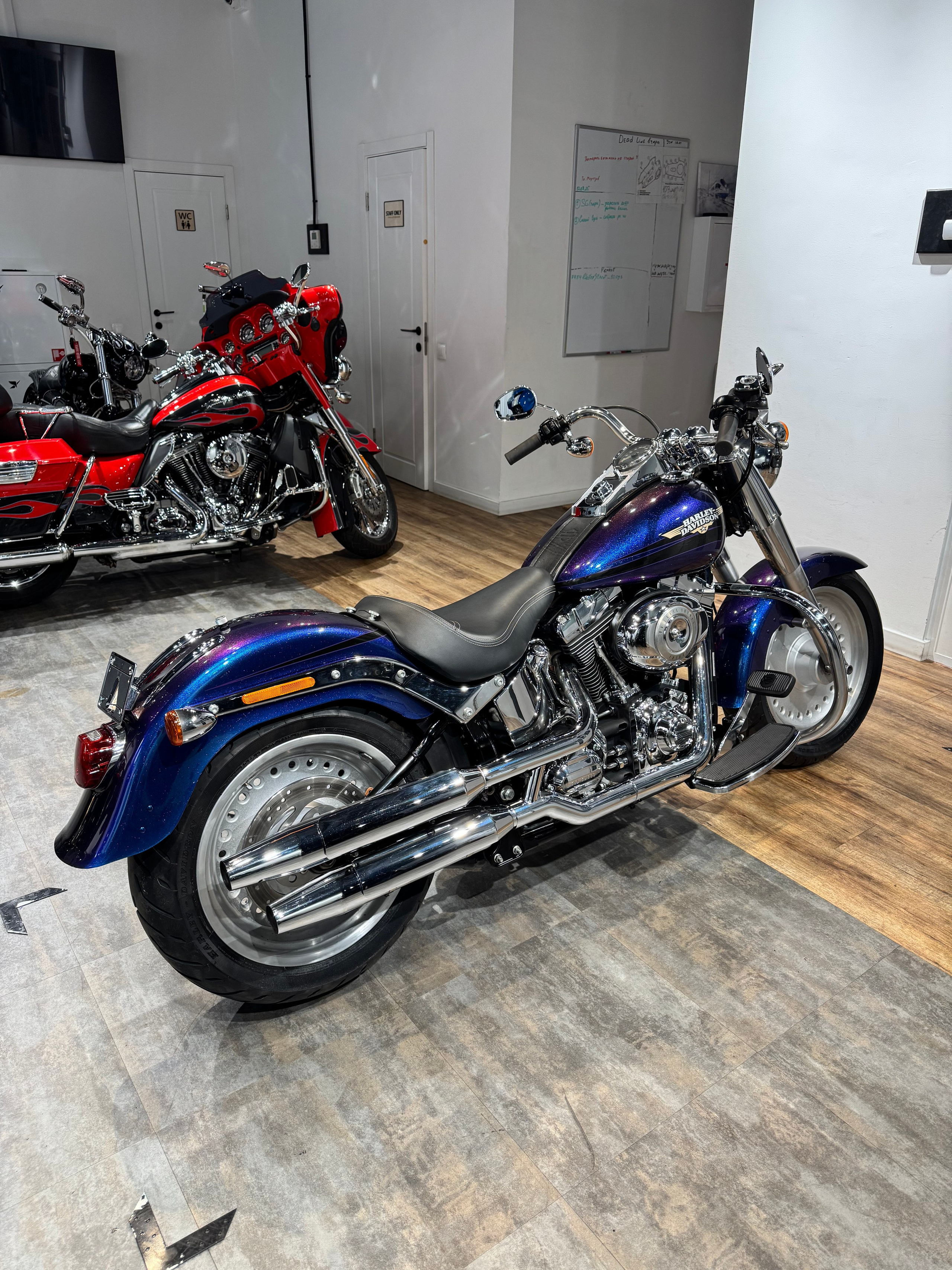 Мотоциклы Harley-Davidson 2010 Fat Boy (Flame Blue Pearl) (Softail)  — купить мотоцикл. Hello Davidson, Москва. Только хорошие мотоциклы…