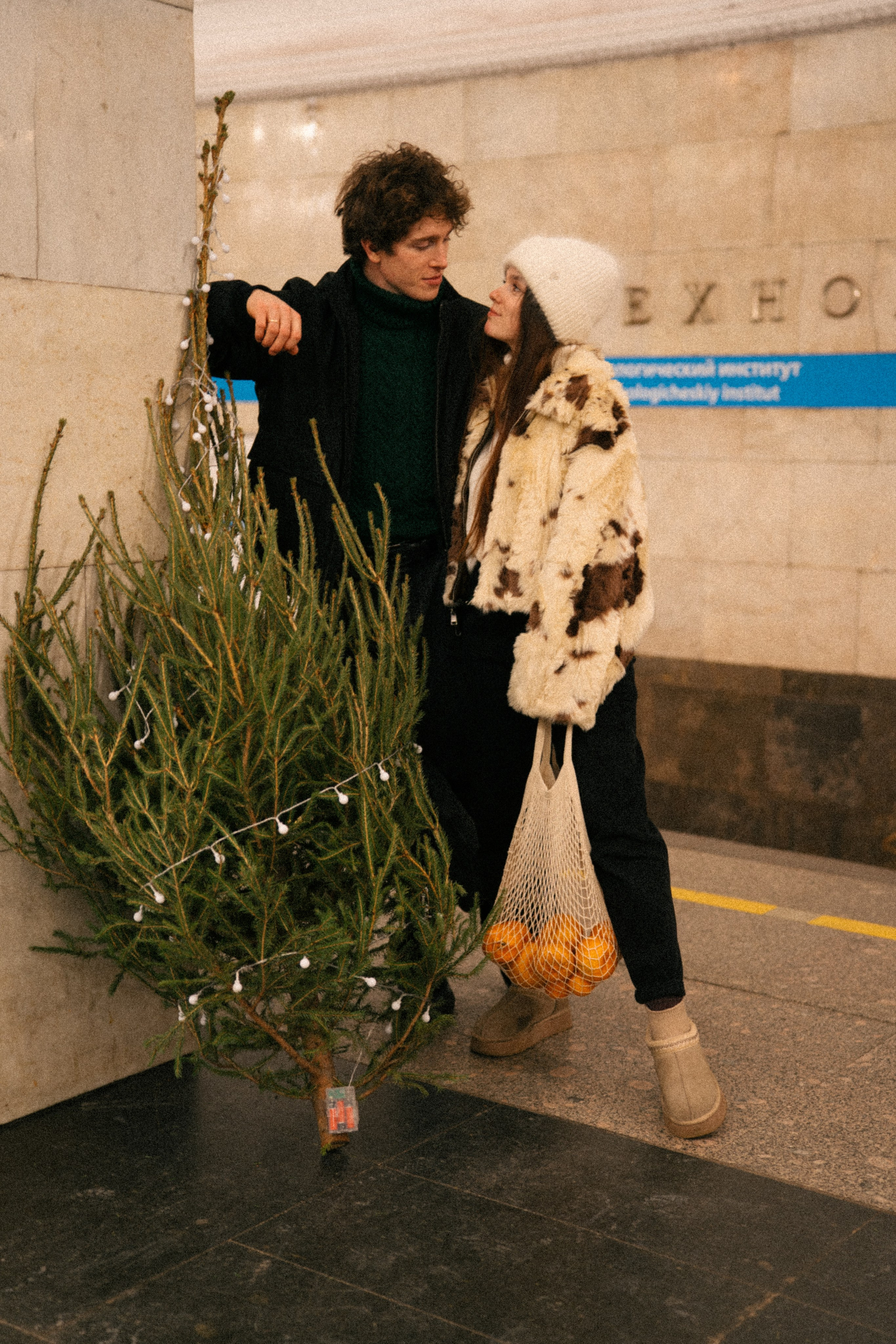 НОВОГОДНЯЯ ПРОГУЛКА ПАРЫ ПО ЧЕРНЫШЕВСКОЙ ПЕРЕД НОВЫМ ГОДОМ. Профессиональный фотограф, Санкт-Петербург — Виктория Богомолова