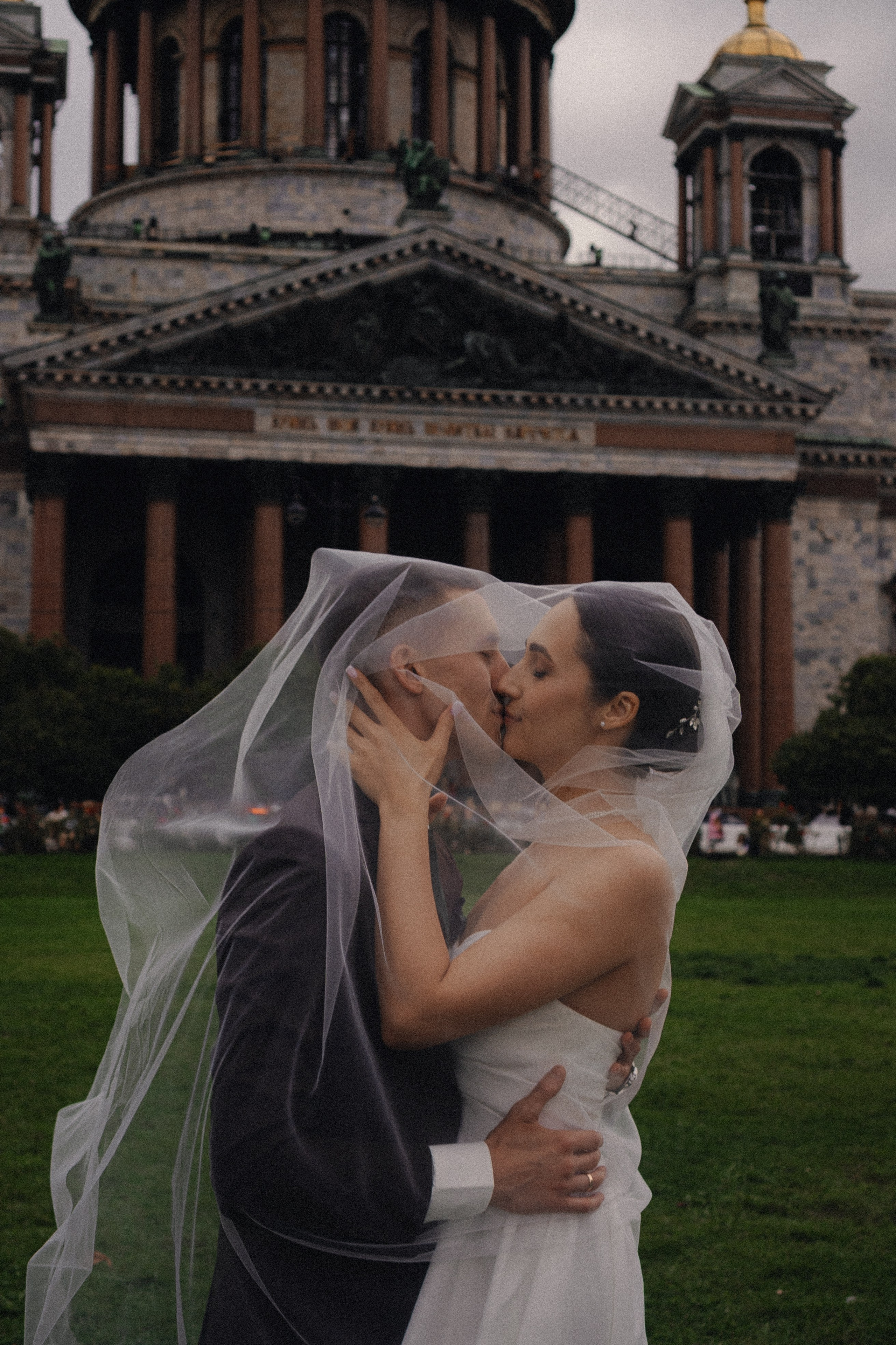 СВАДЕБНАЯ ПРОГУЛКА В САНТК-ПЕТЕРБУРГЕ (ИСАКИЕВСКИЙ СОБОР, ЗИМНЯЯ КАНАВКА, ЭРМИТАЖ И БОЛЬШАЯ МОРСКАЯ УЛИЦА). Профессиональный фотограф, Санкт-Петербург — Виктория Богомолова