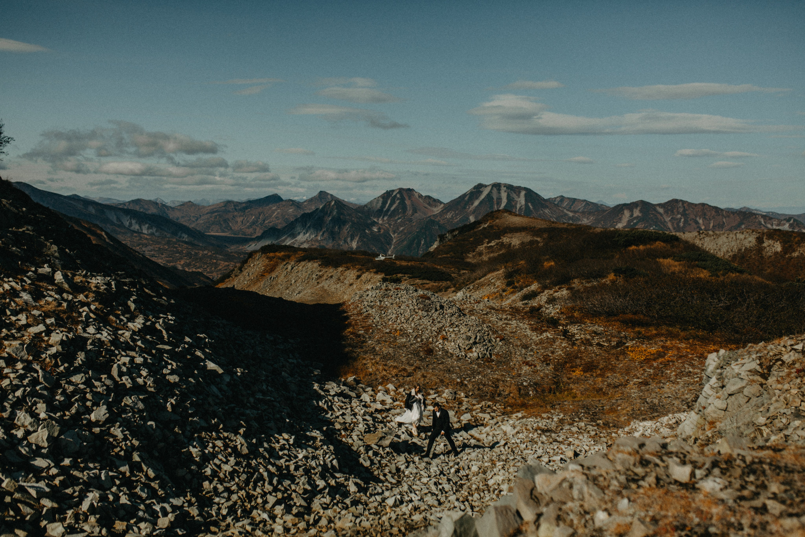 Вертолетный полет Бухта Жировая. Свадебное фото и видео на Камчатке. Туристические маршруты