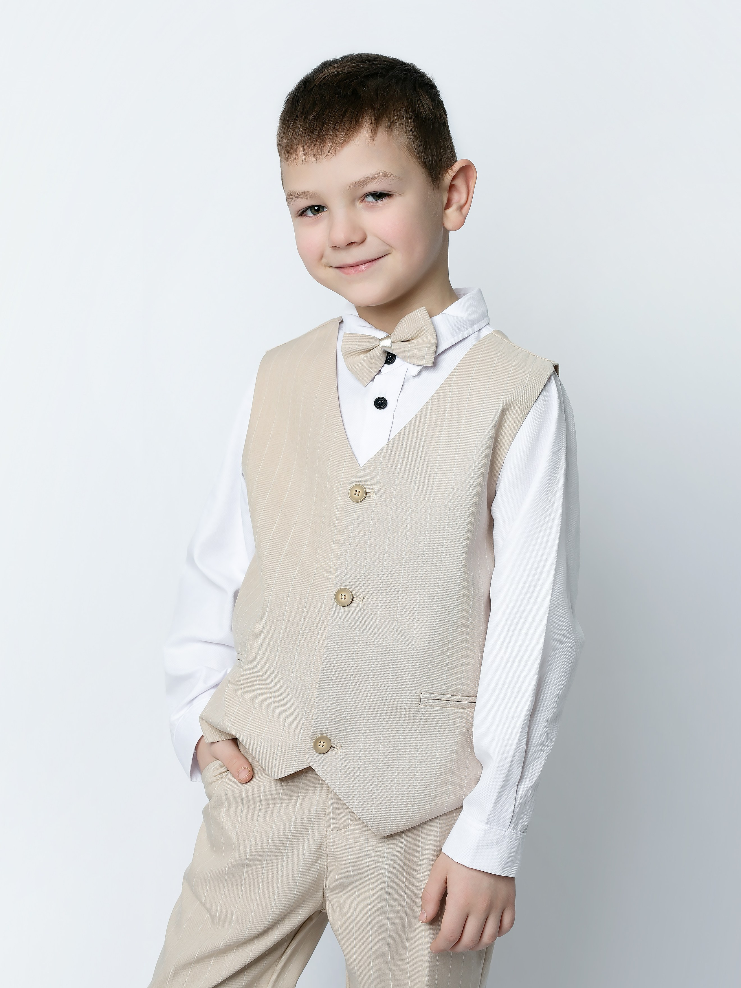 Детская одежда на белом фоне с тенями. Предметная, рекламная фотосъёмка в Орле. Предметный фотограф в Орле