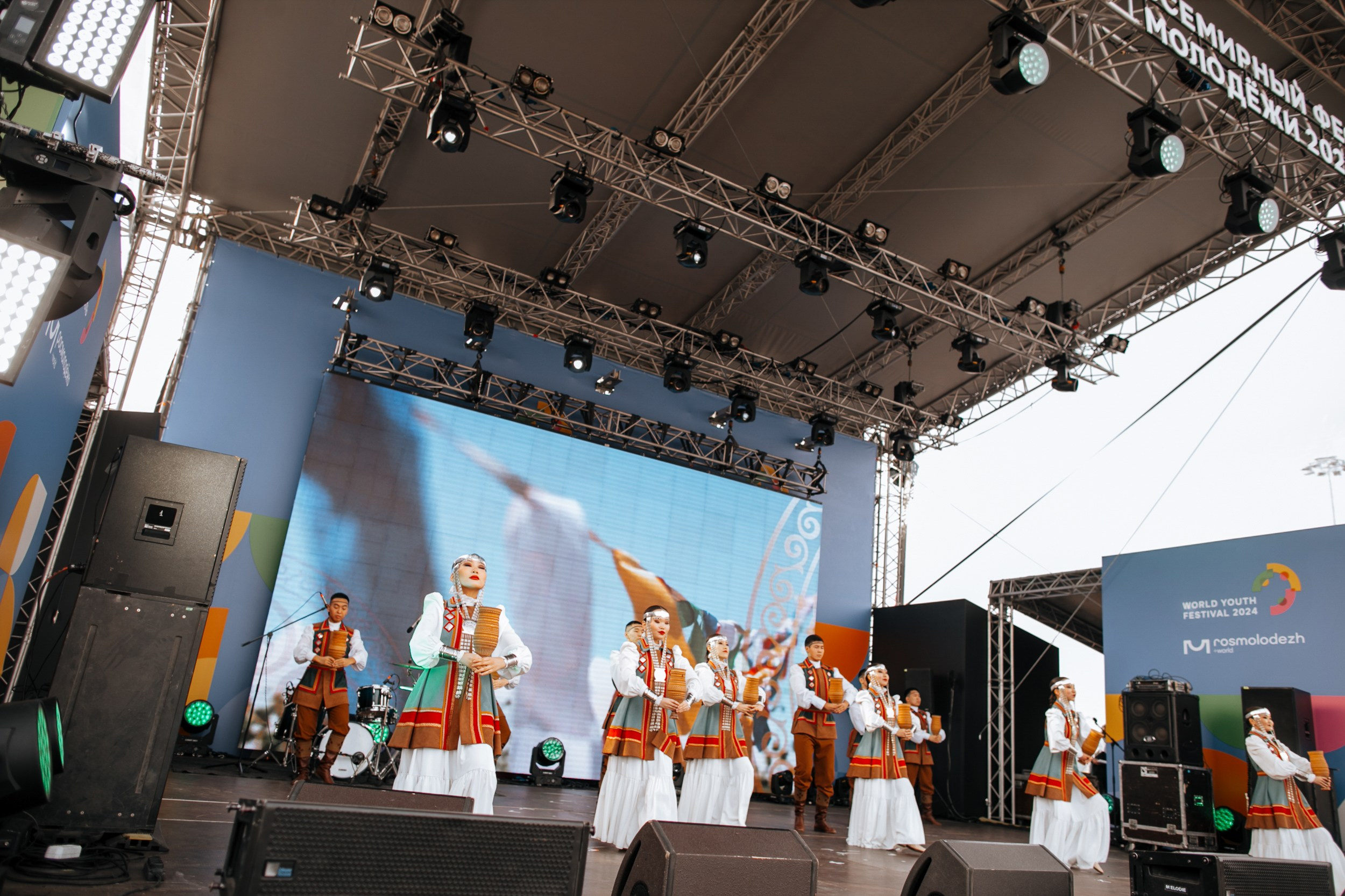 Всемирный фестиваль молодёжи в Сочи. RetroChic Фото