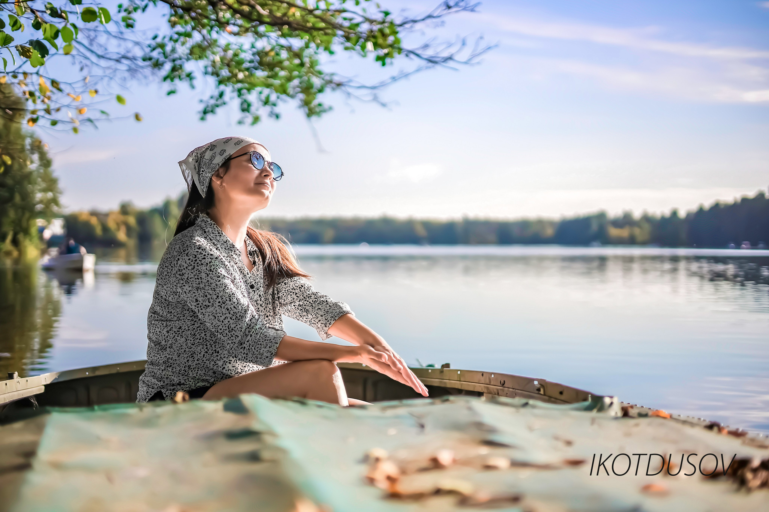 Фотограф Илнар Котдусов - портрет девушки сидящей в лодке на озере.