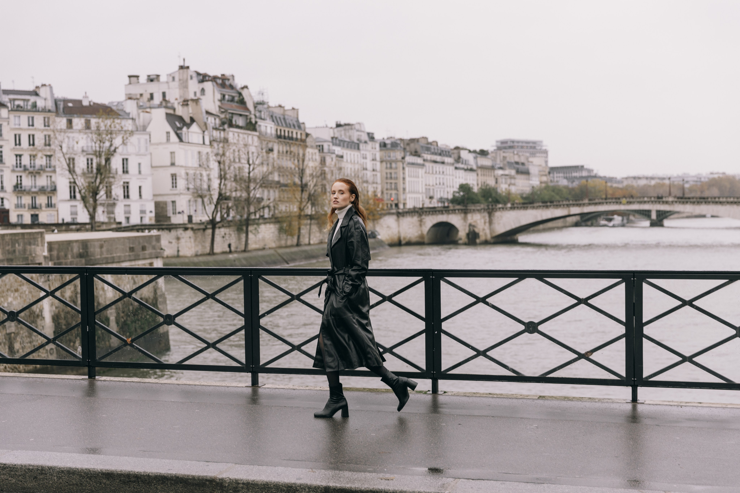 Femme fatale. Photographer in Paris