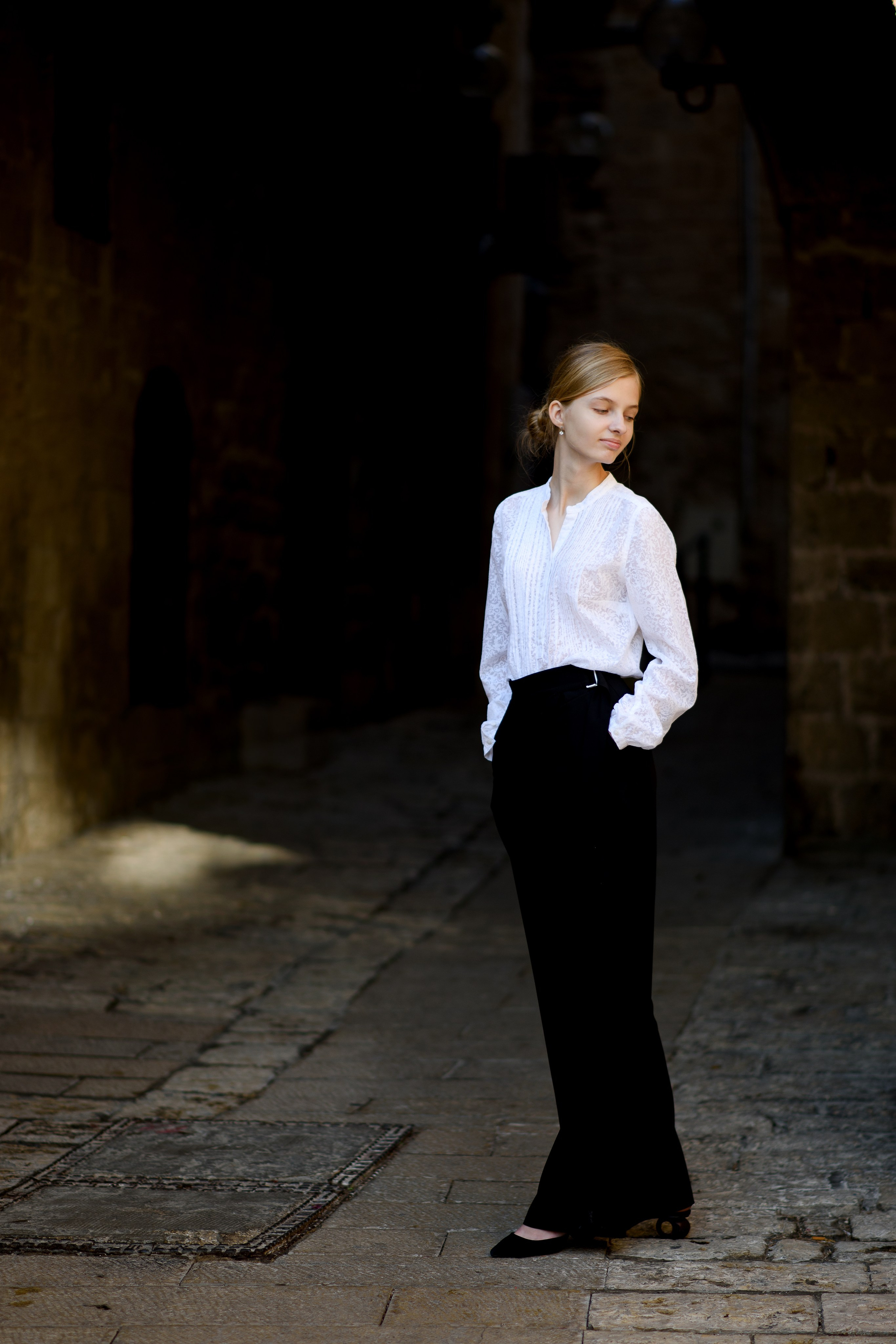 Девочка-подросток в старом городе в Яффе 