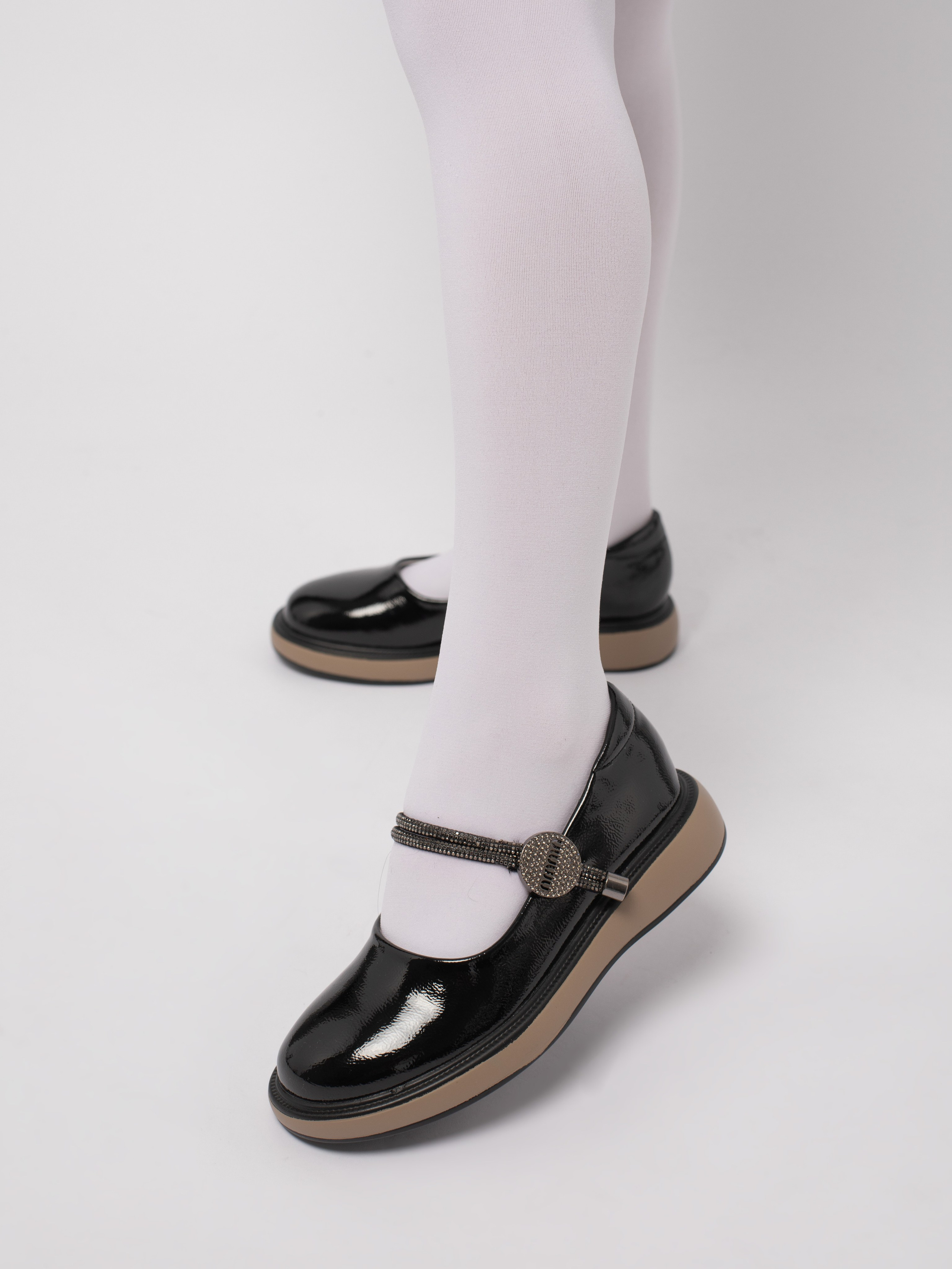 Школьные туфли. Фотостудия предметной и модельной съёмки для маркетплейсов