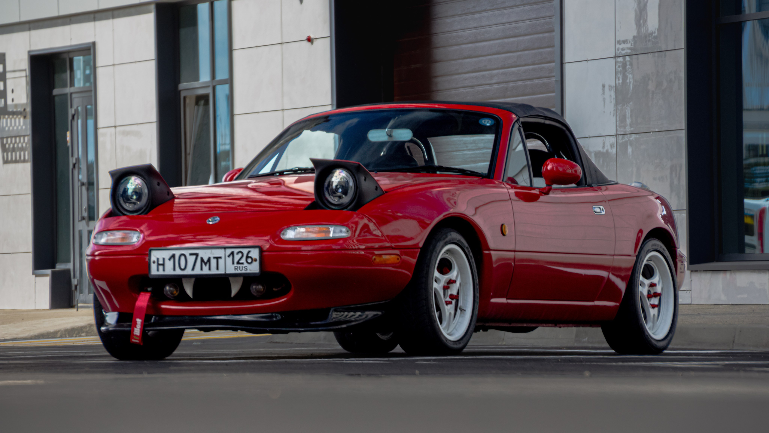 Фото Mazda MX-5 Miata (Eunos Roadster) NA: красный родстер