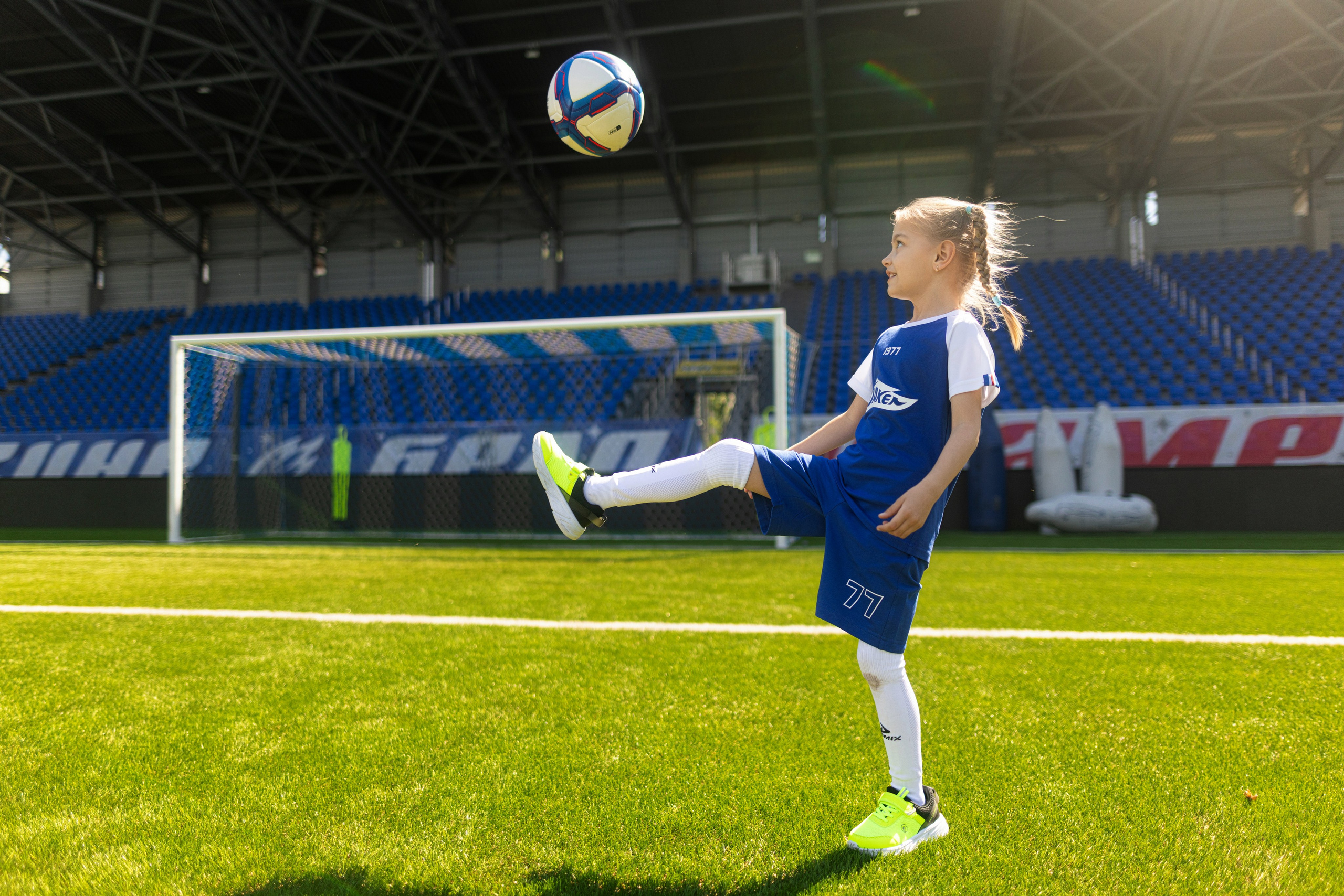 Детский портрет с Алисой на футбольном стадионе. Дмитрий Шульгин, портретный фотограф в Воронеже