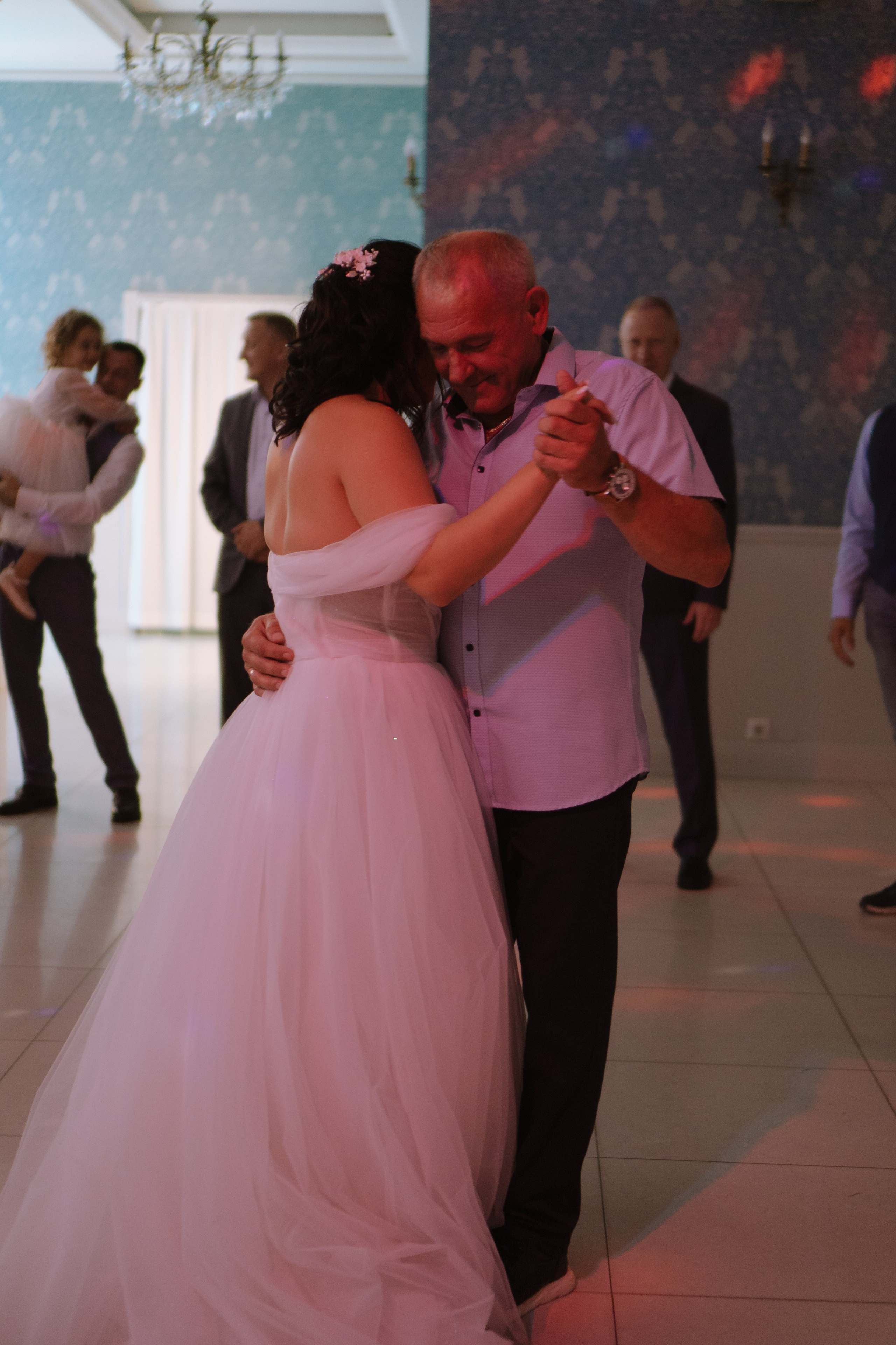 ТАНЕЦ ОТЦА И ДОЧЕРИ НА БАНКЕТЕ (СВАДЕБНАЯ ФОТОСЕСИИЯ БАНКЕТА). Профессиональный фотограф, Санкт-Петербург — Виктория Богомолова