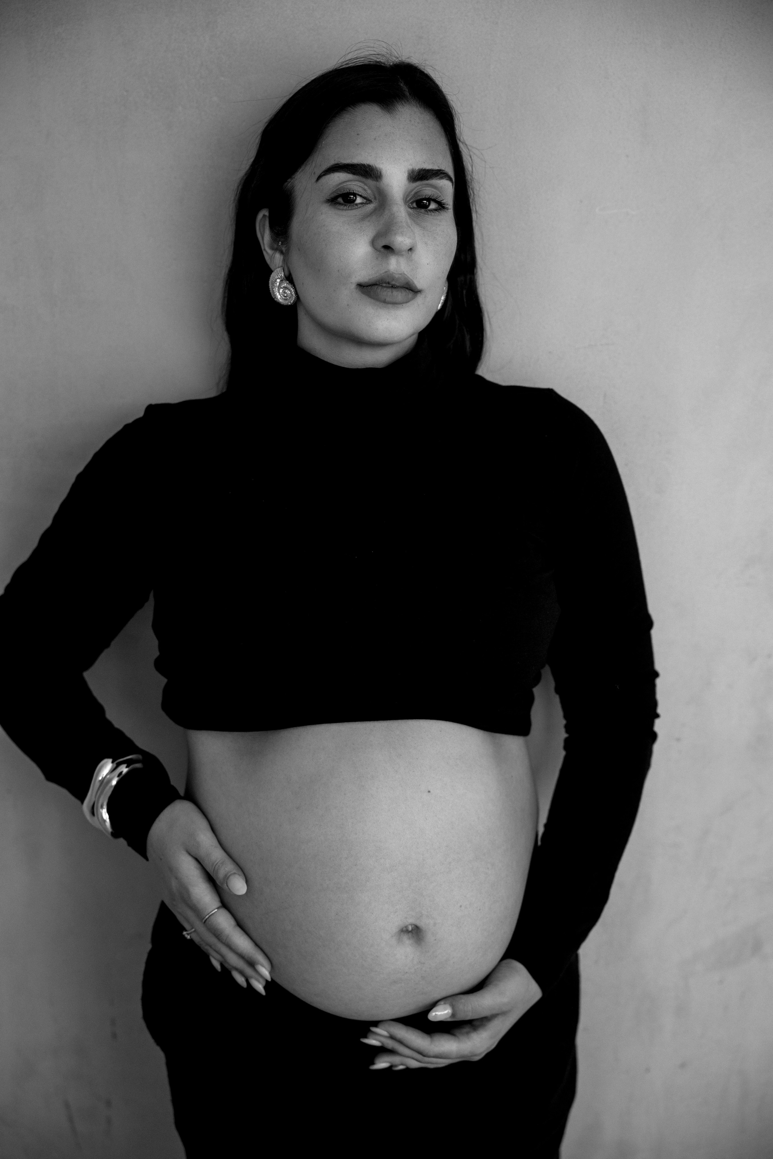 Pregnancy photoshoot inside the Grey Studio. Главная