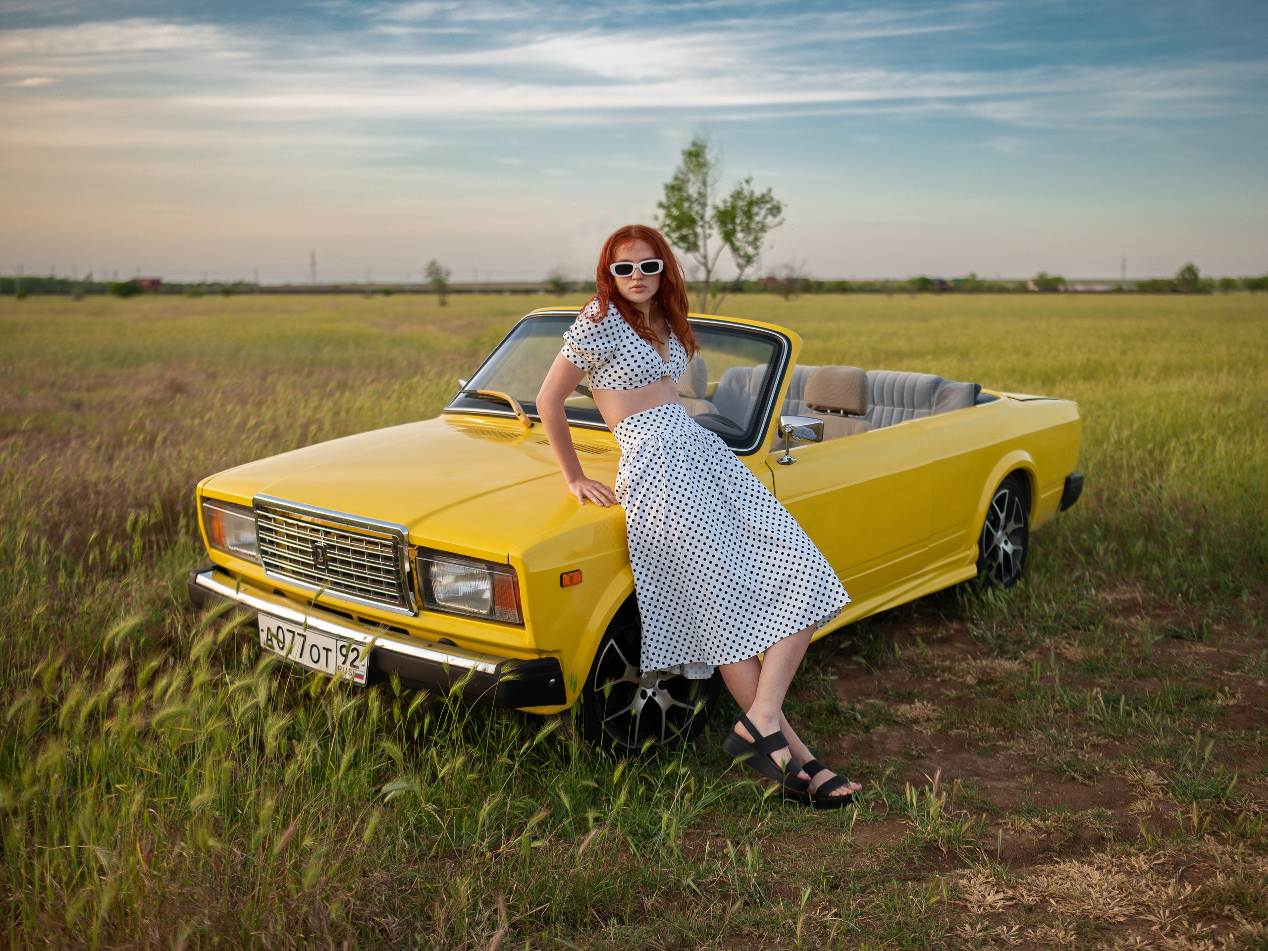 Рыжая модель на желтом жигули кабриолете