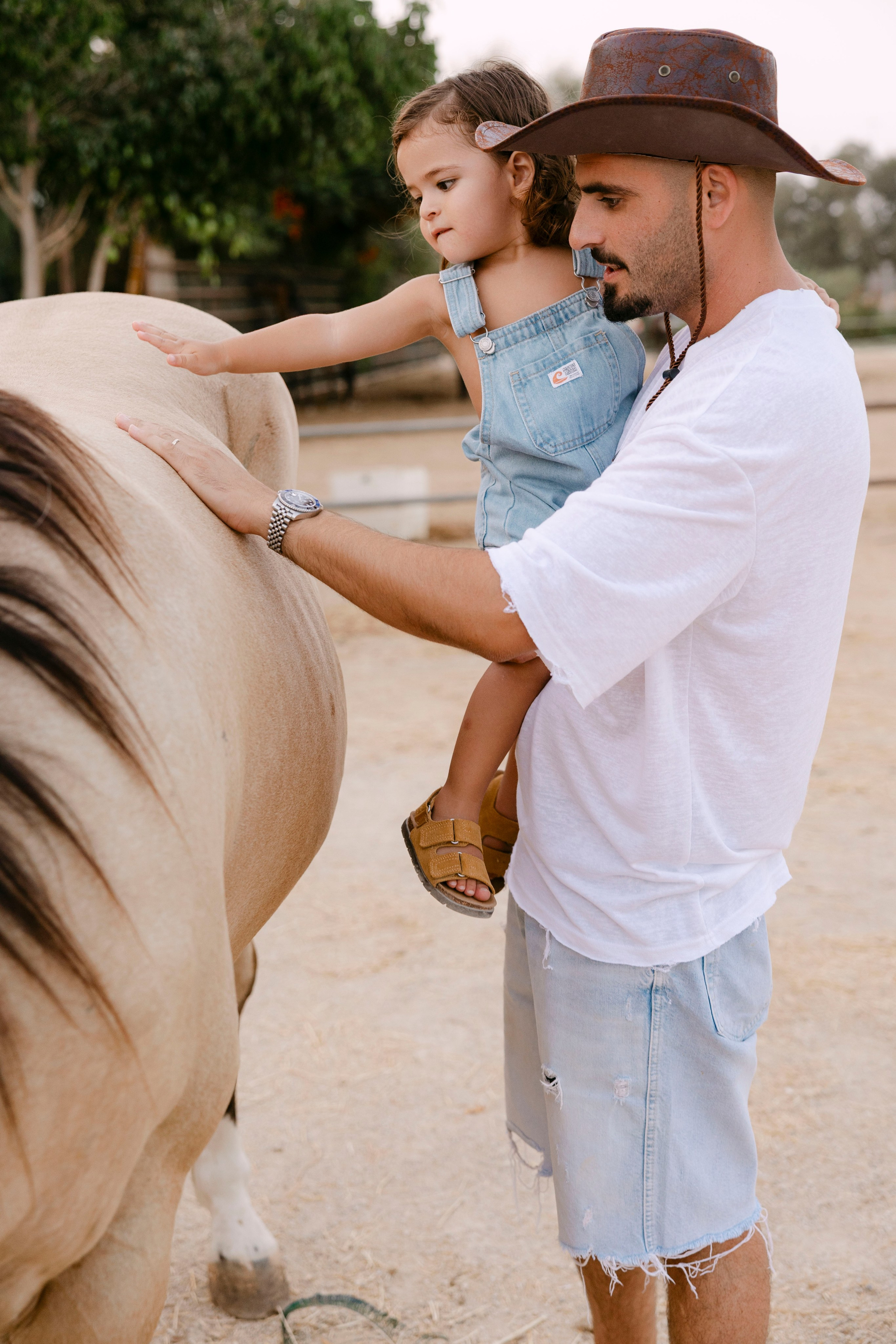Pregnancy photoshoot at the horse farm. Главная