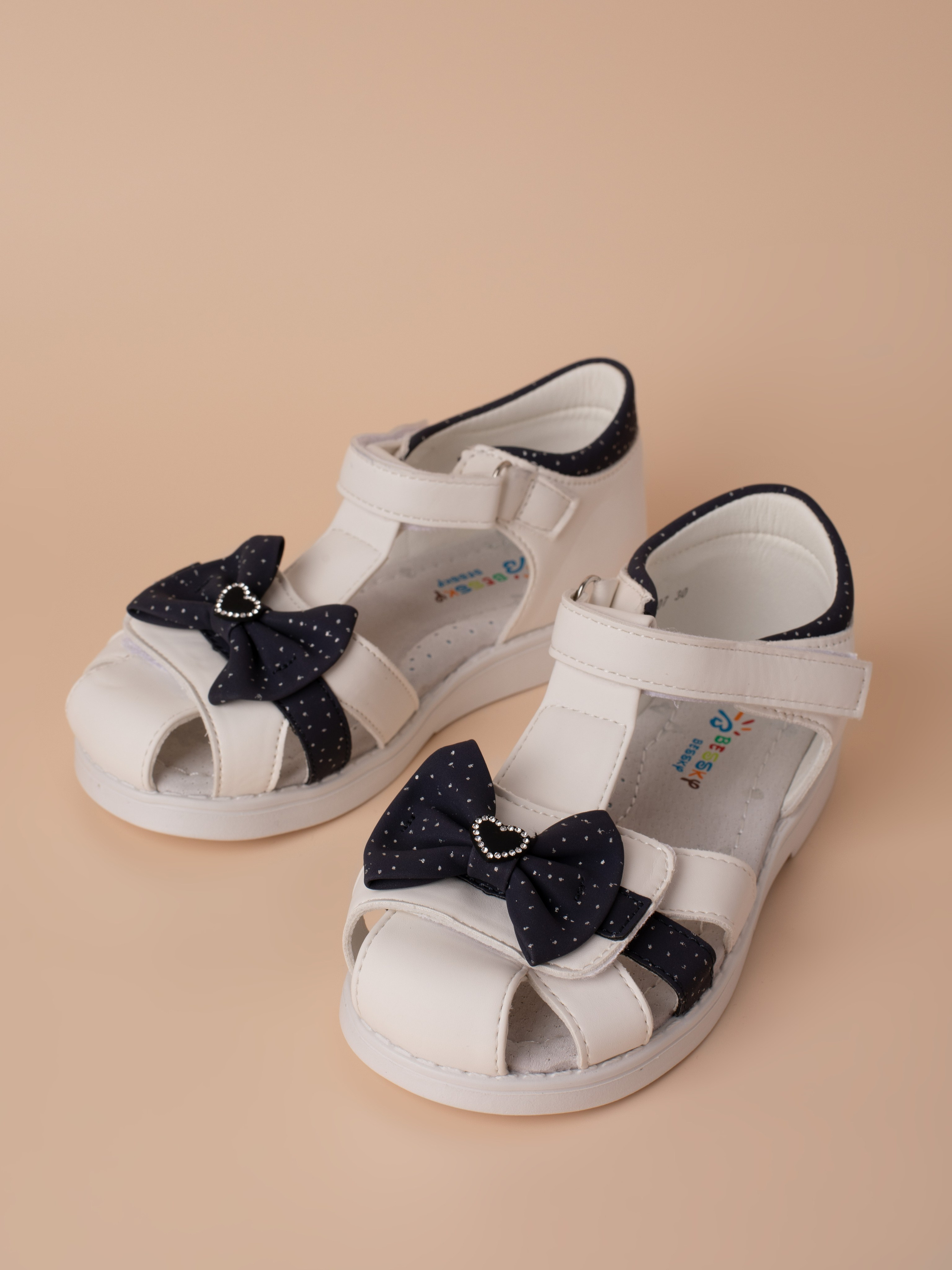 Сандали для девочки. Фотостудия предметной и модельной съёмки для маркетплейсов