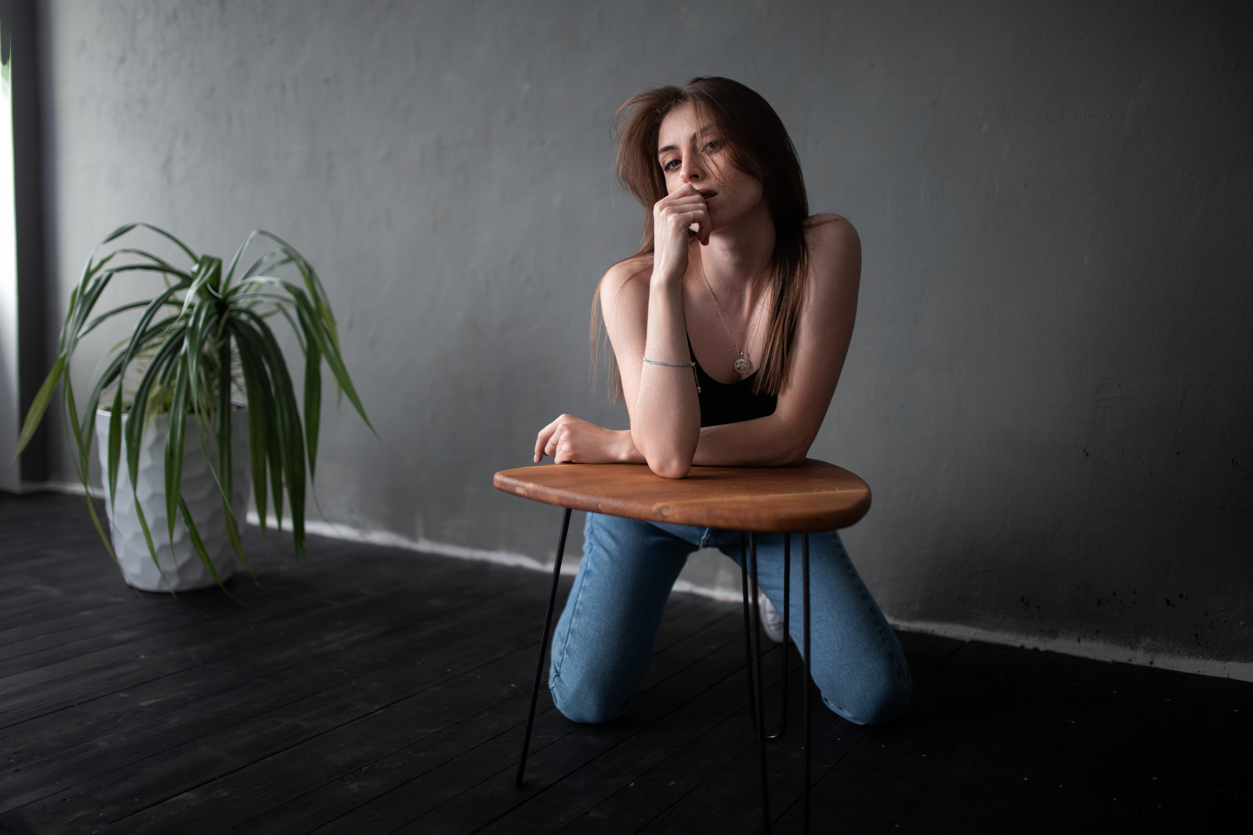 Съемка с Надеждой в студии с минимальным интерьером в формате для «себя»