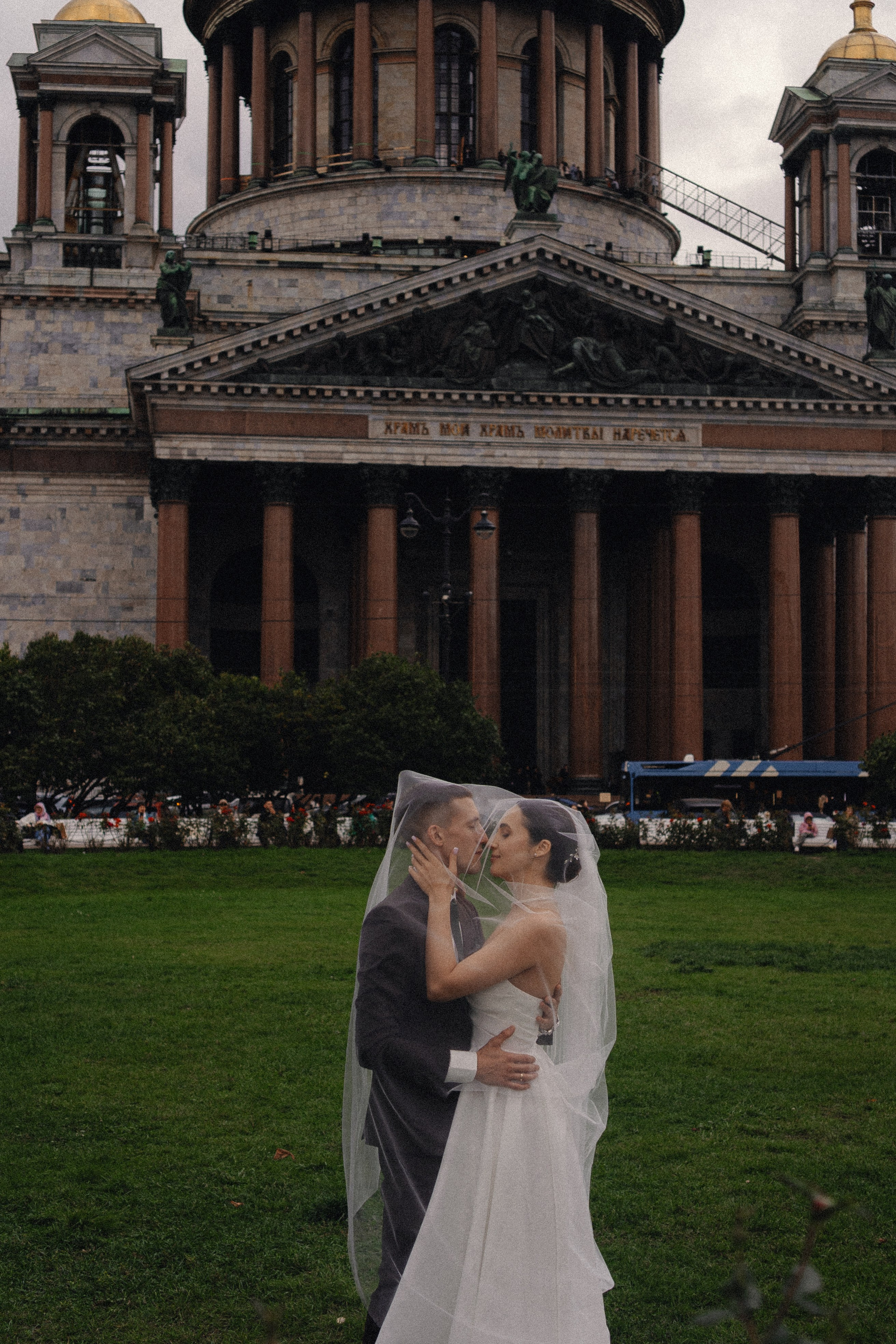 СВАДЕБНАЯ ПРОГУЛКА В САНТК-ПЕТЕРБУРГЕ (ИСАКИЕВСКИЙ СОБОР, ЗИМНЯЯ КАНАВКА, ЭРМИТАЖ И БОЛЬШАЯ МОРСКАЯ УЛИЦА). Профессиональный фотограф, Санкт-Петербург — Виктория Богомолова