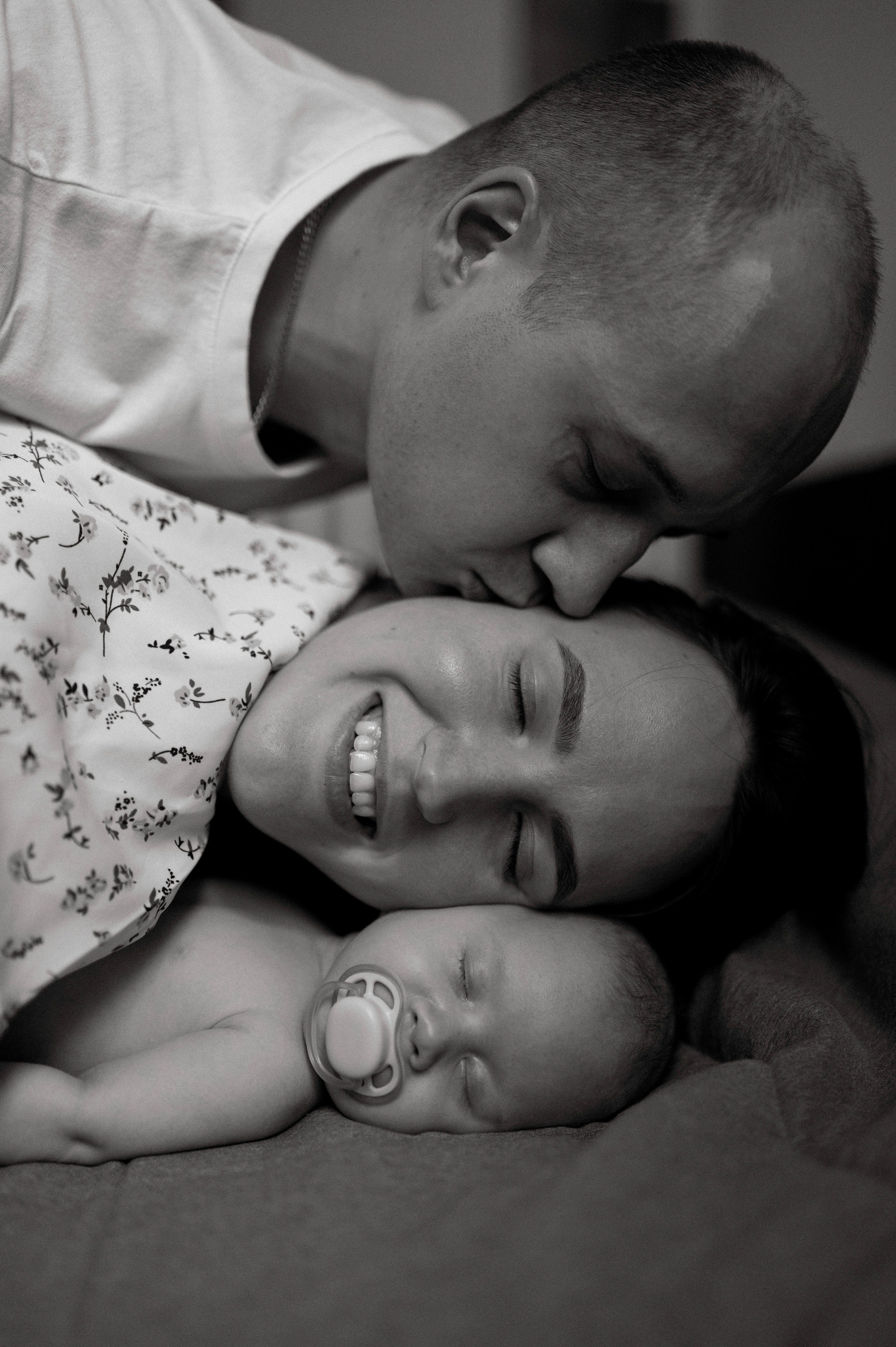 Семейная домашняя фотосессия. Профессиональный фотограф беременности в СПБ. Стильные фотосессии беременности в стиле минимализм и классическая фотография