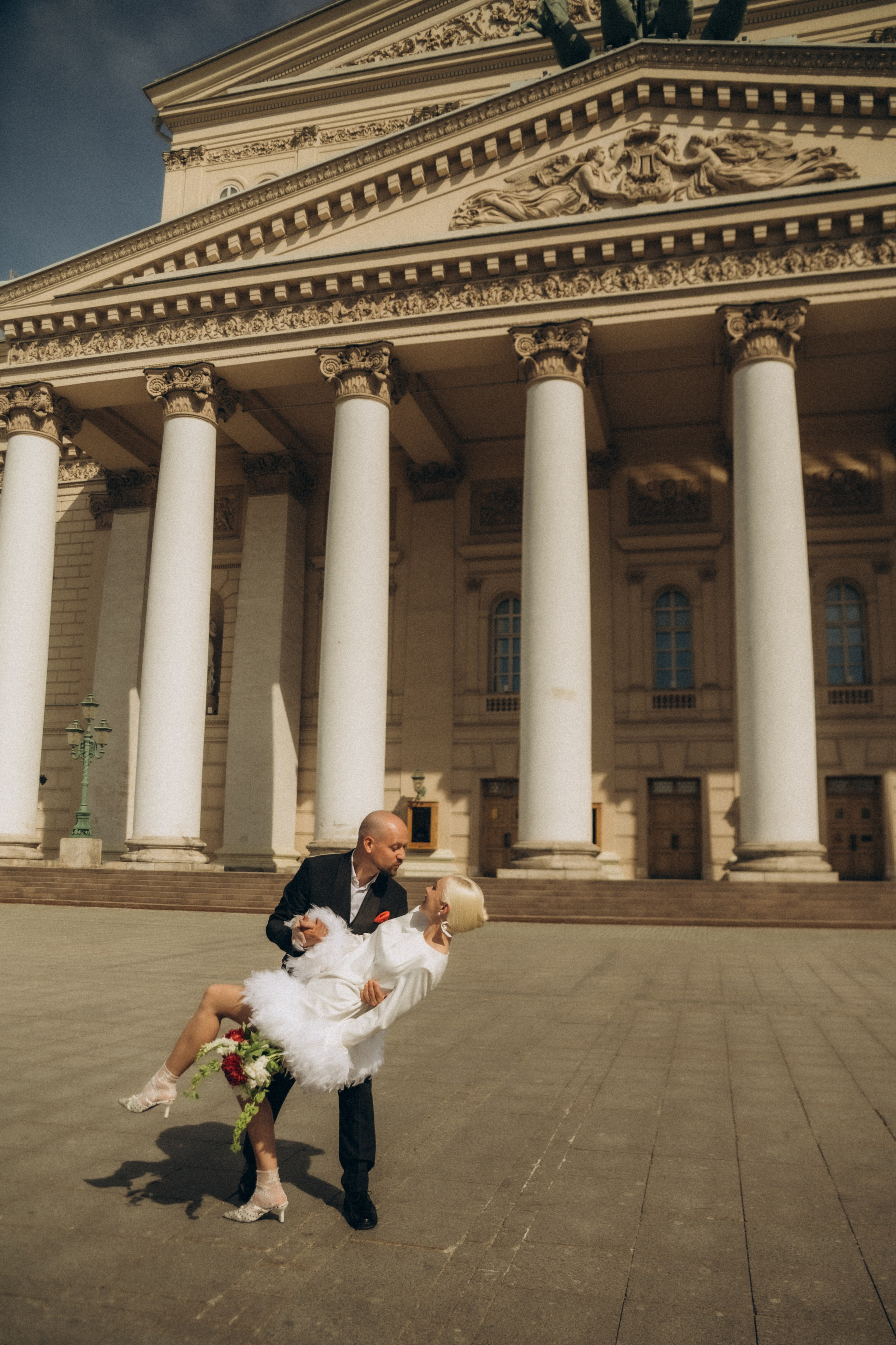 Прогулка у Большого театра. Гаврилова Настя семейный фотограф lifestyle в Москве