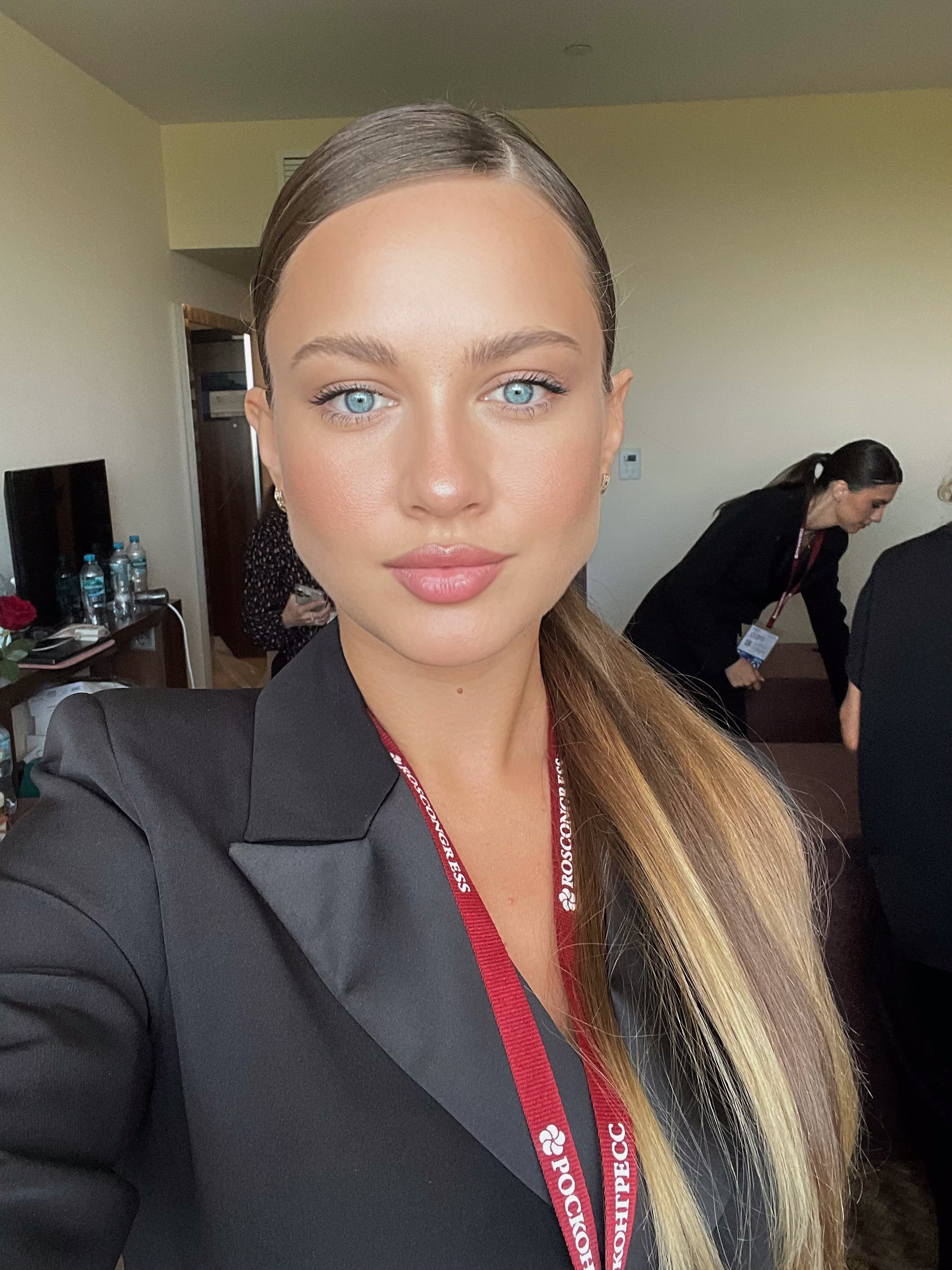 Портрет девушки модели со светлыми голубыми глазами