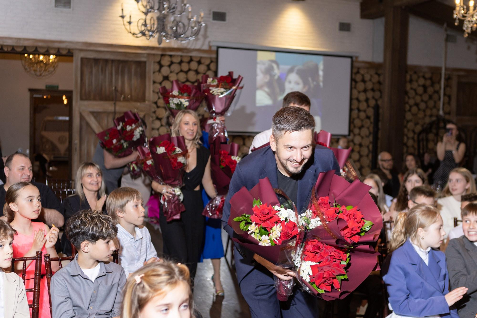 Яркая фотосессия для выпускного 4 класса в ресторане Весенний лофт. Семейный и детский фотограф в СПБ, Пушкин, Колпино, Славянка, Тосно