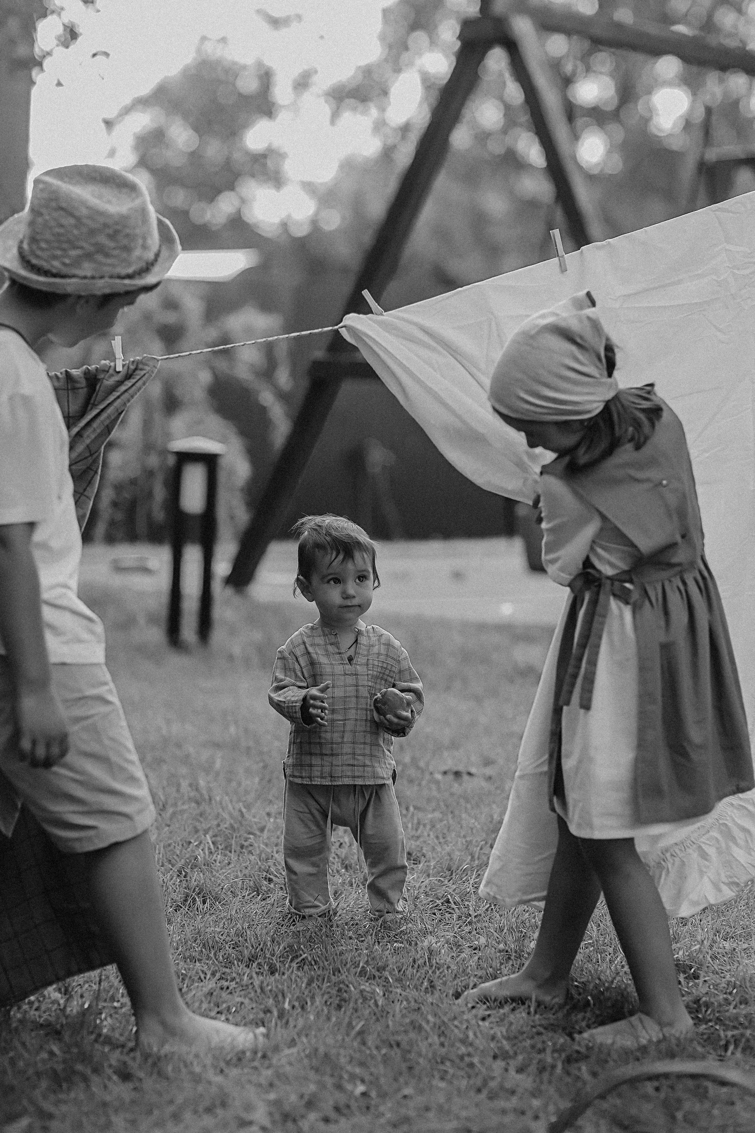 Стирка у дома. Семейный фотограф Тюмень, фотограф на роды Салмина Мария