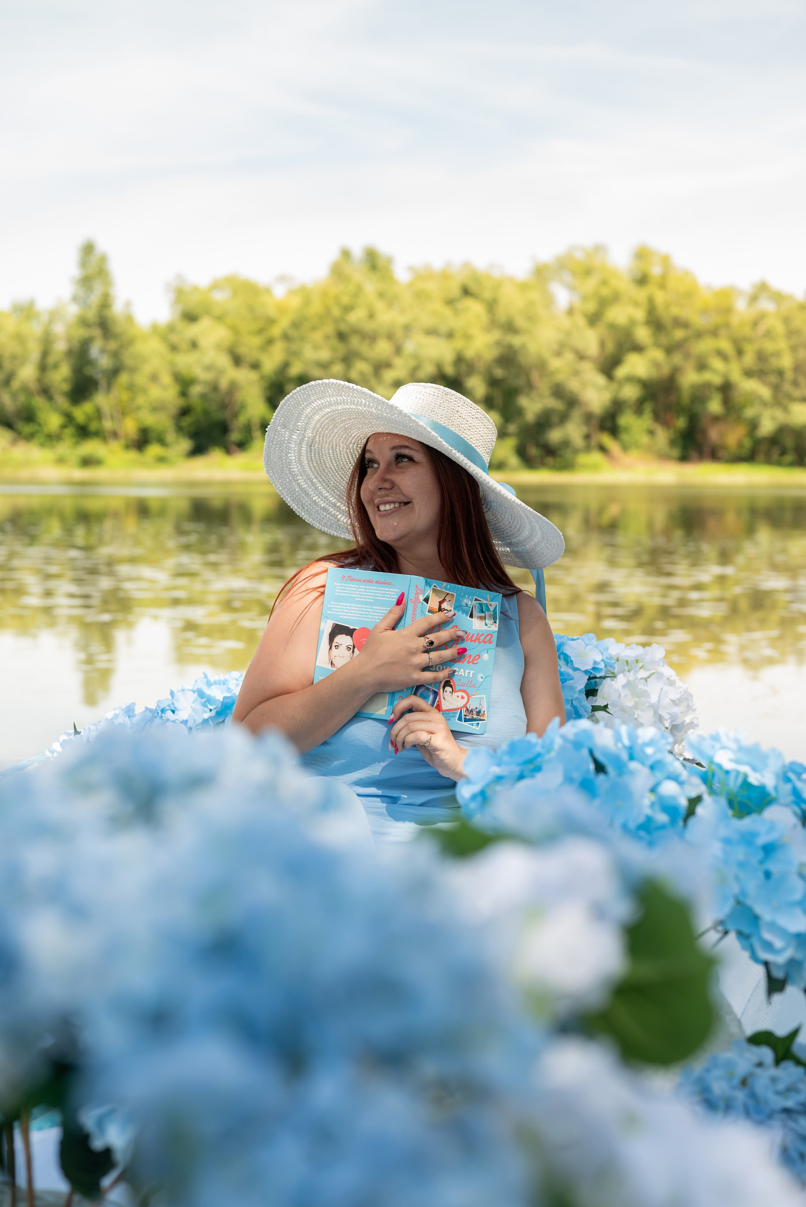 Фотопроект на лодке с голубыми гортензиями. Фотограф в городе Салават