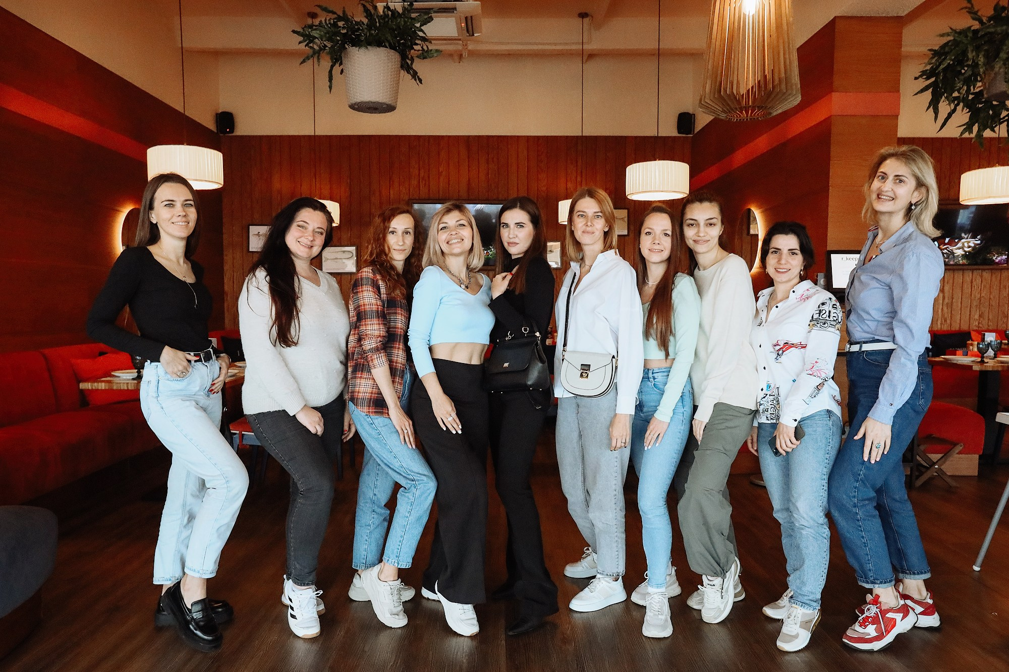 Женские встречи в кафе. Фотосессия. Профессиональный фотограф в Сочи Виктория Джой. Обучение