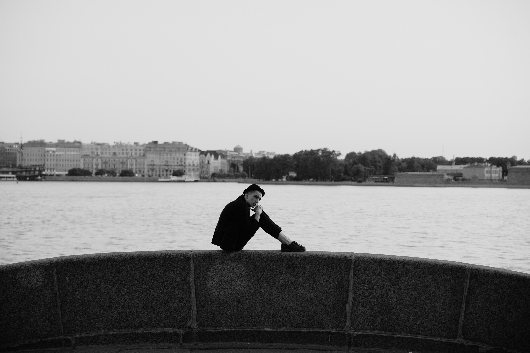 Фотография парня на мосту в Питере на фоне реки