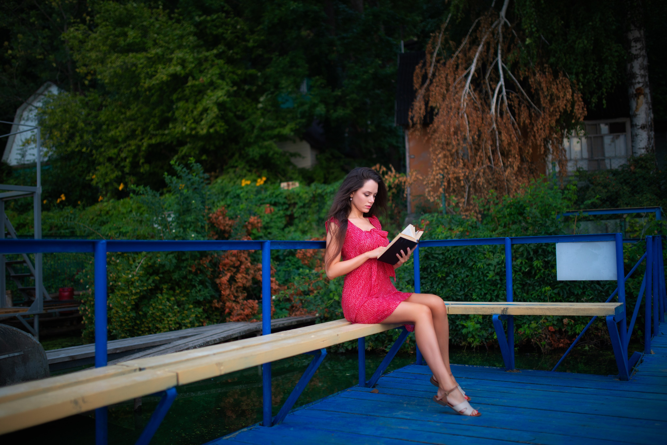 Съемка с Екатериной на рассвете на берегу реки