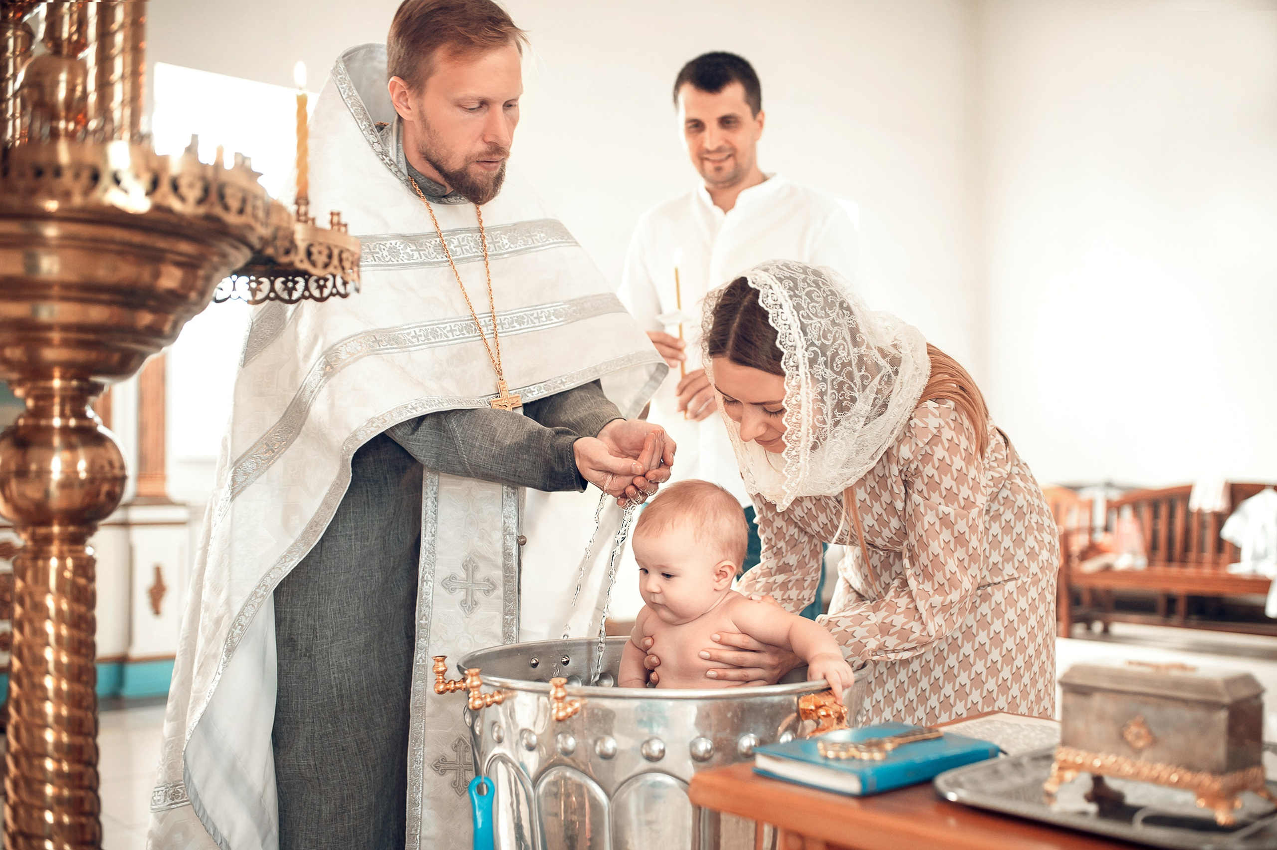 Фотографии момента погружения в купель (Таинство крещения). Moscow_CPC