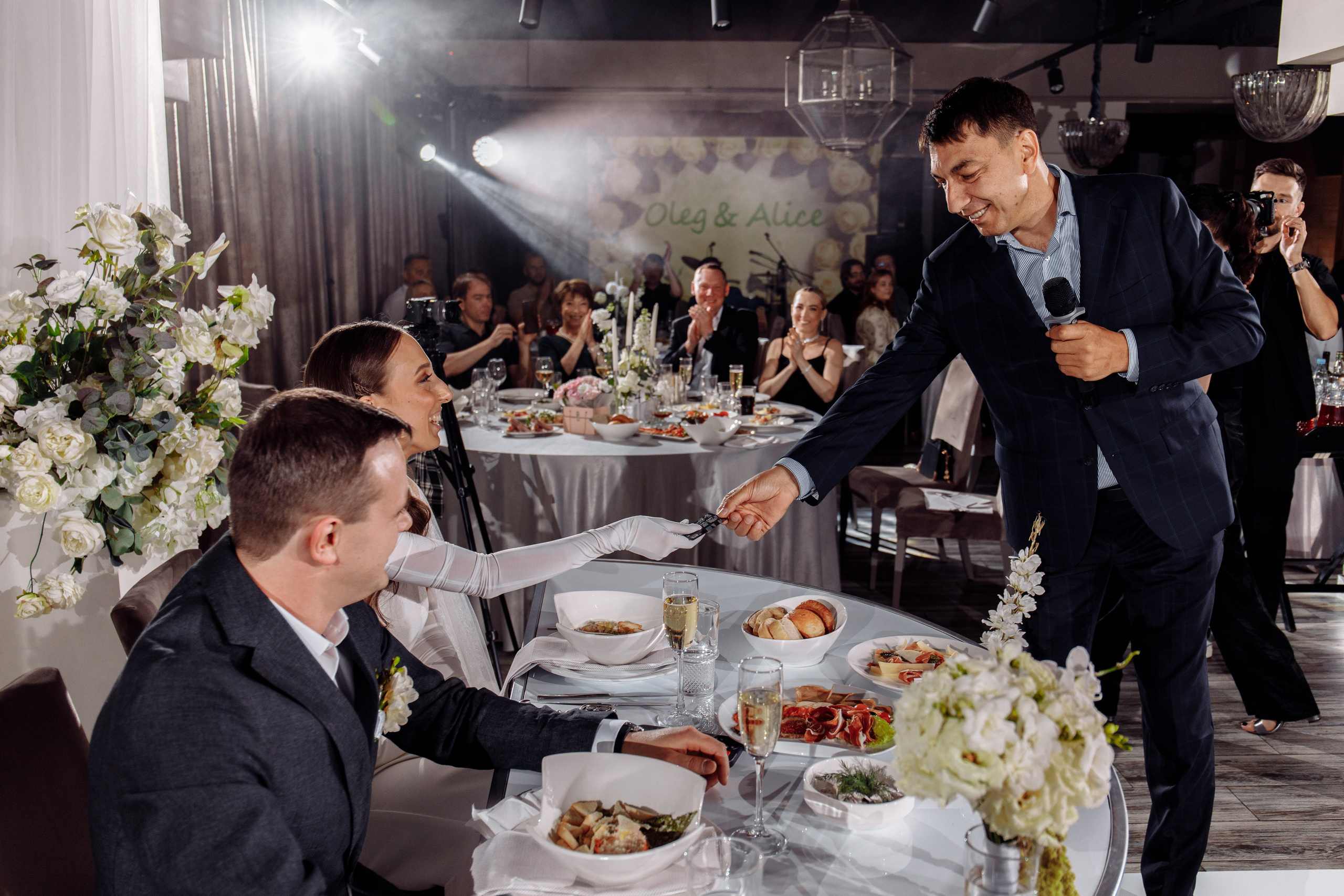 Свадебная фотосессия красивый банкет. Свадебный фотограф в Екатеринбурге Илья Корсаков