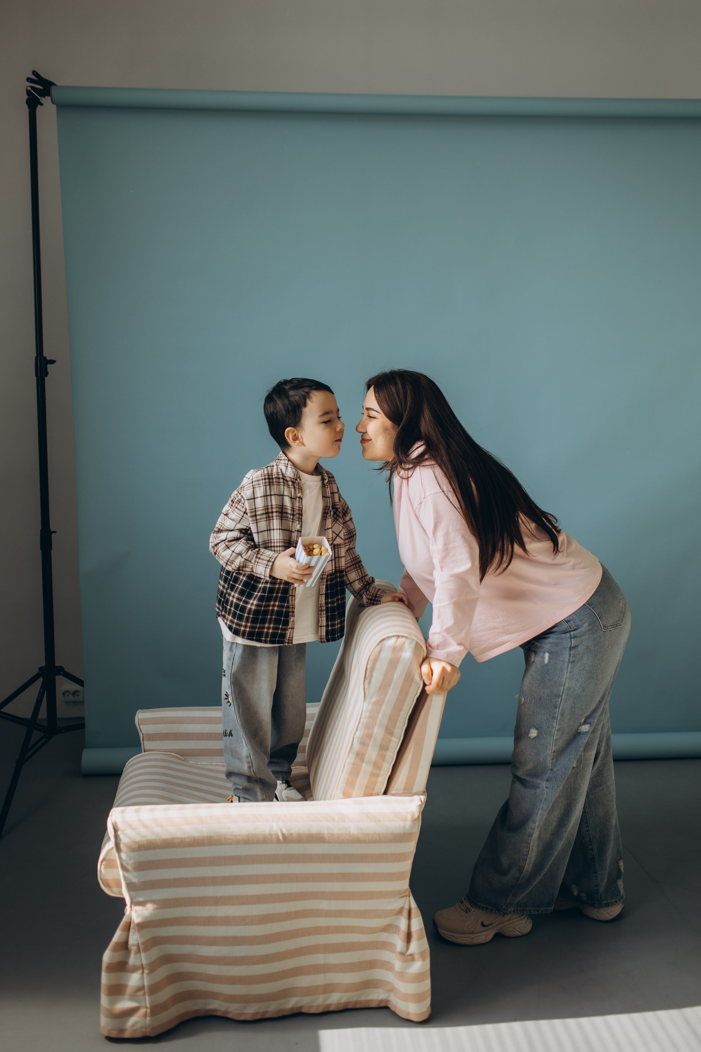 Фотосессия с попкорном фотосессия мама и сын. Фотограф Владимир Москва