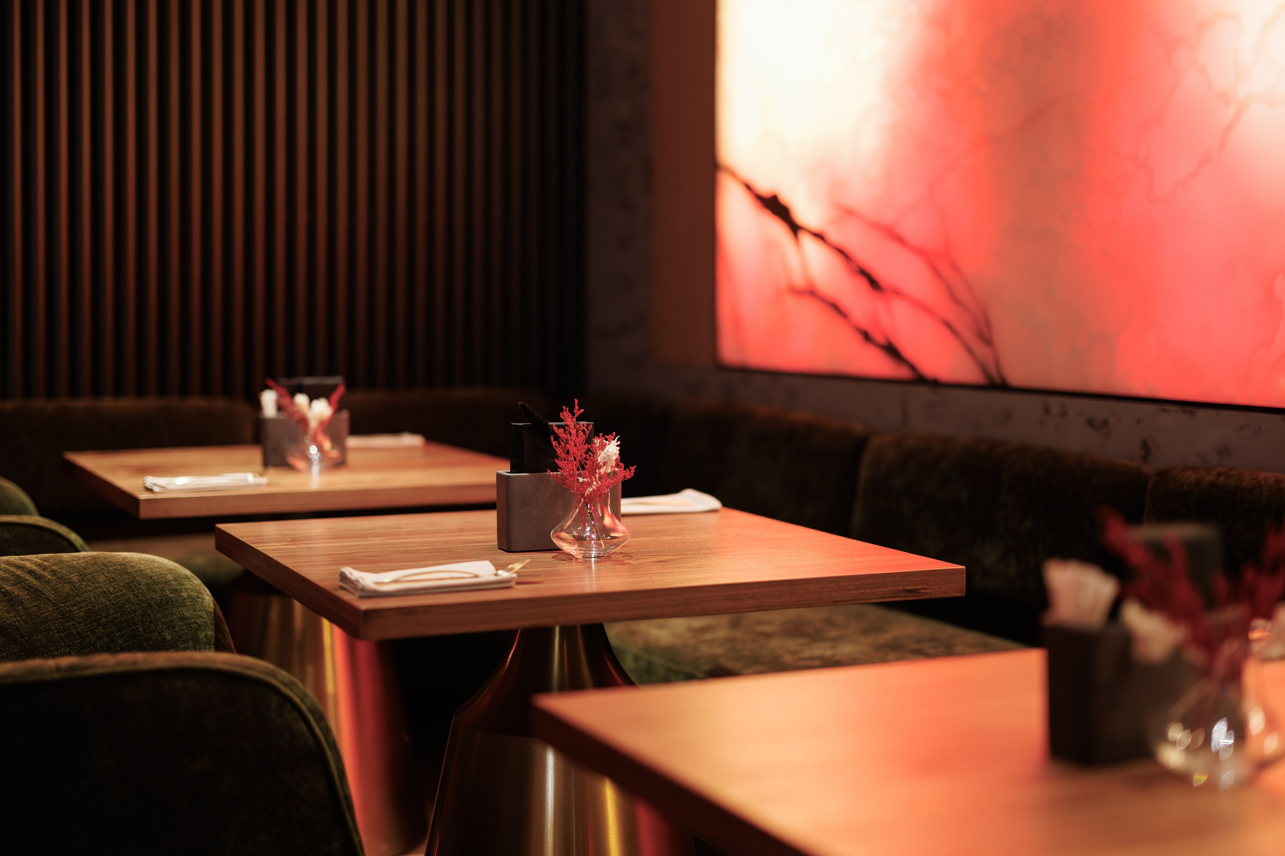 Фотограф для интерьерной съемки ресторана. Контент для бизнеса в Екатеринбурге Полдень Медиа