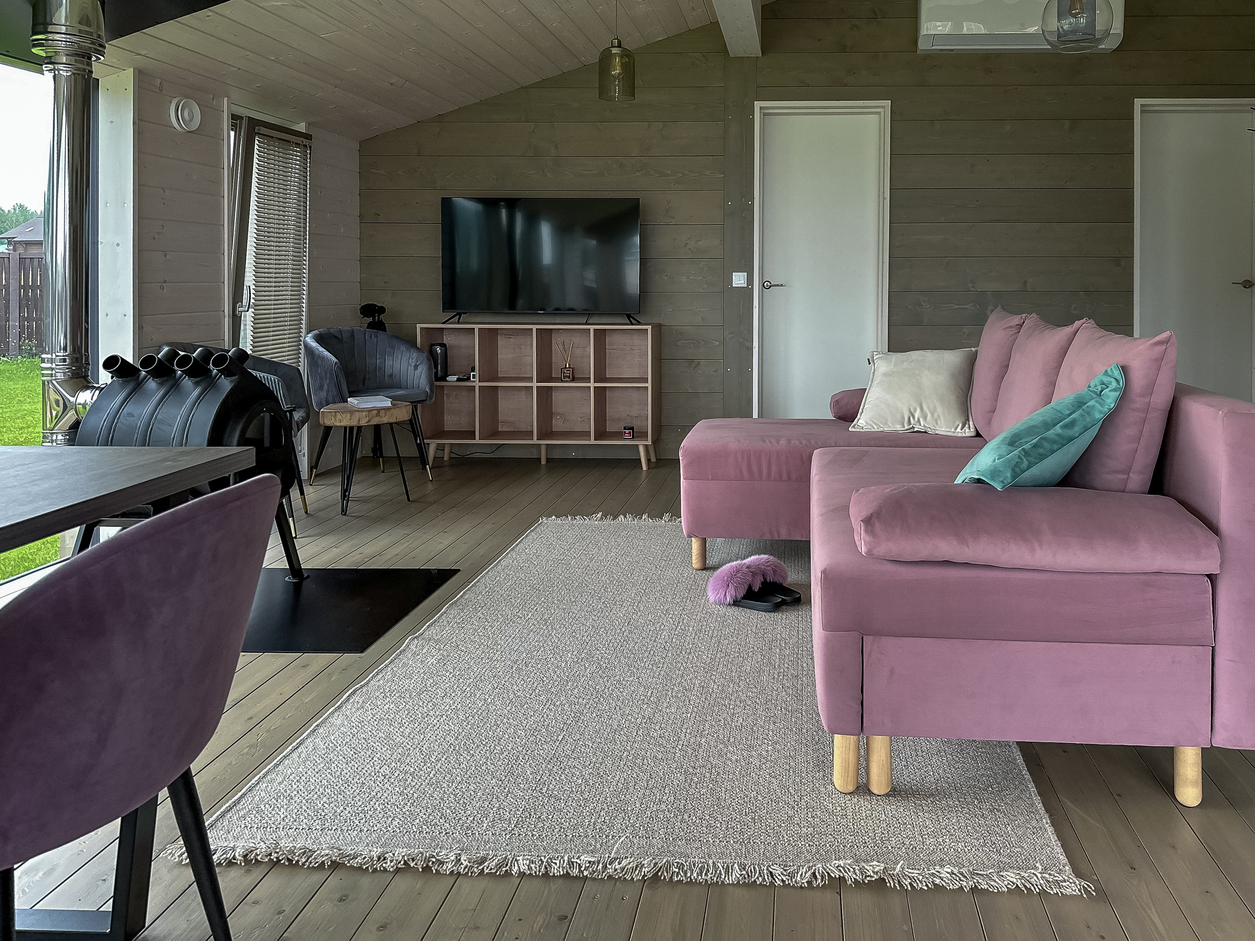 КУХНЯ-ГОСТИНАЯ. Дом в аренду посуточно в Подмосковье