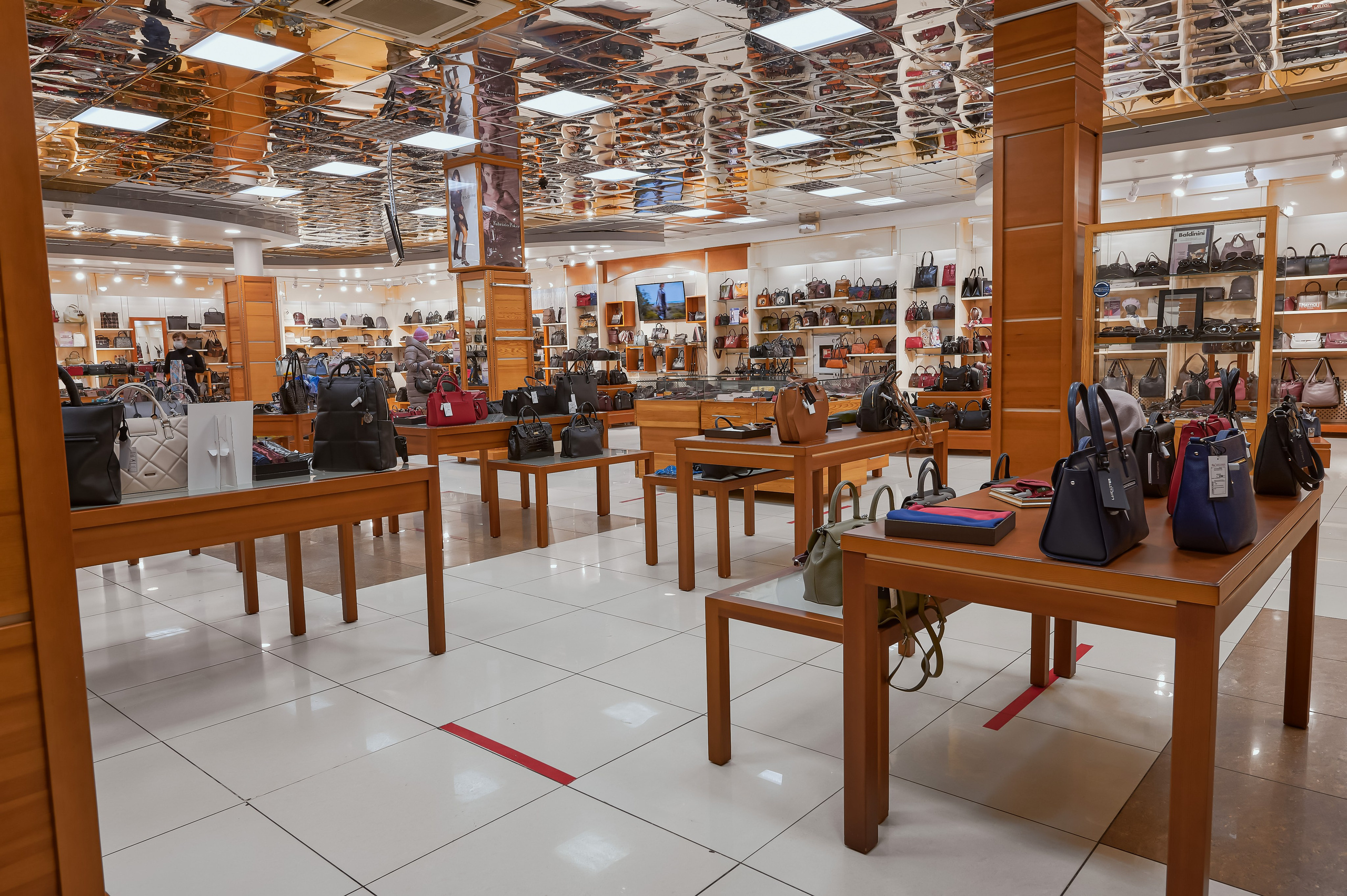 Портфолио по интерьерной и экстерьерной фотосъёмки: Мир Сумок — Правый берег. Фотограф Яковлев Роман — Красноярск