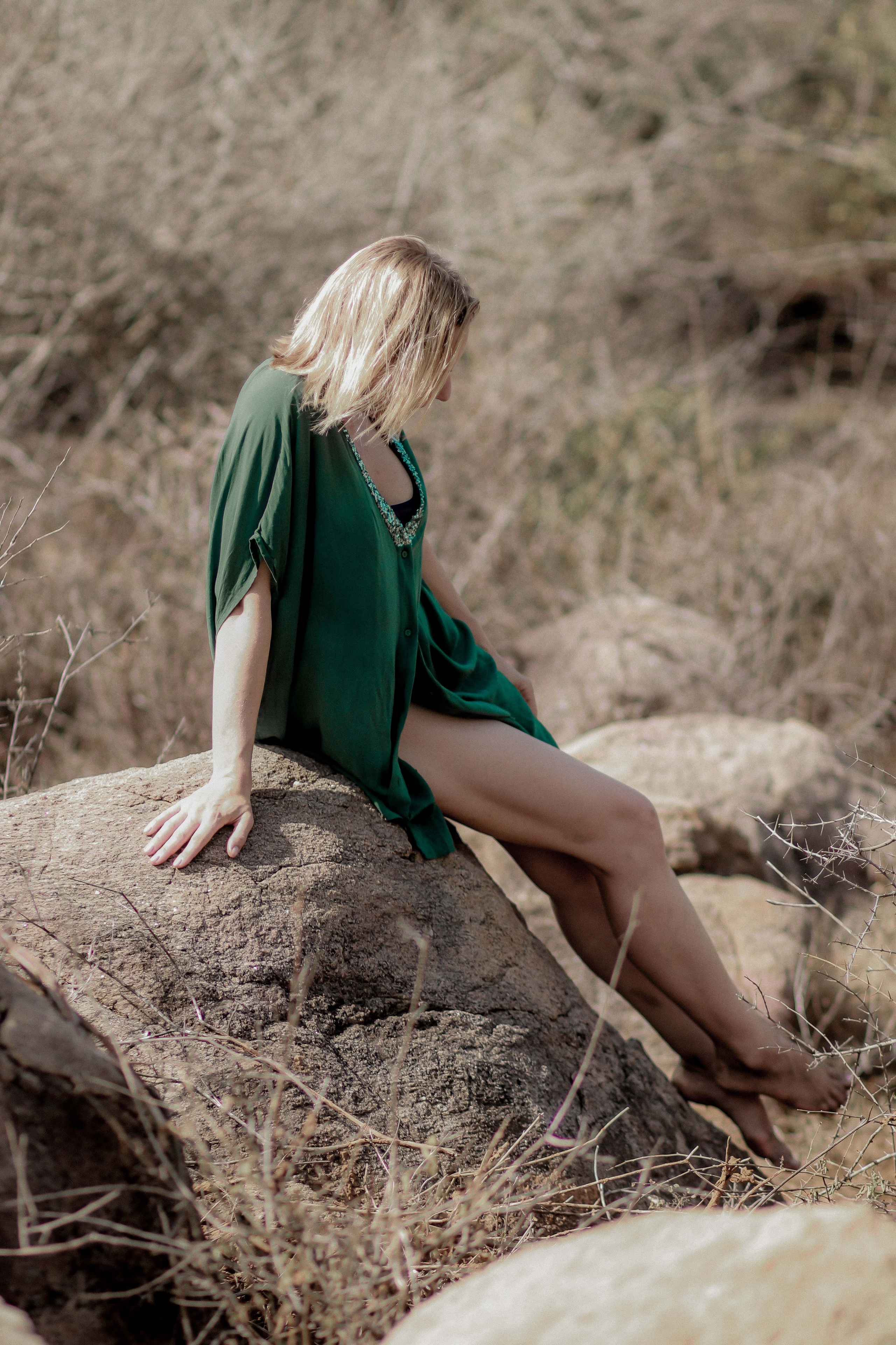 Экспресс-съемка 30 мин: девушка с серфом в воде на пляже Поттувиль Шри-Ланка. Фотограф на Шри-Ланке