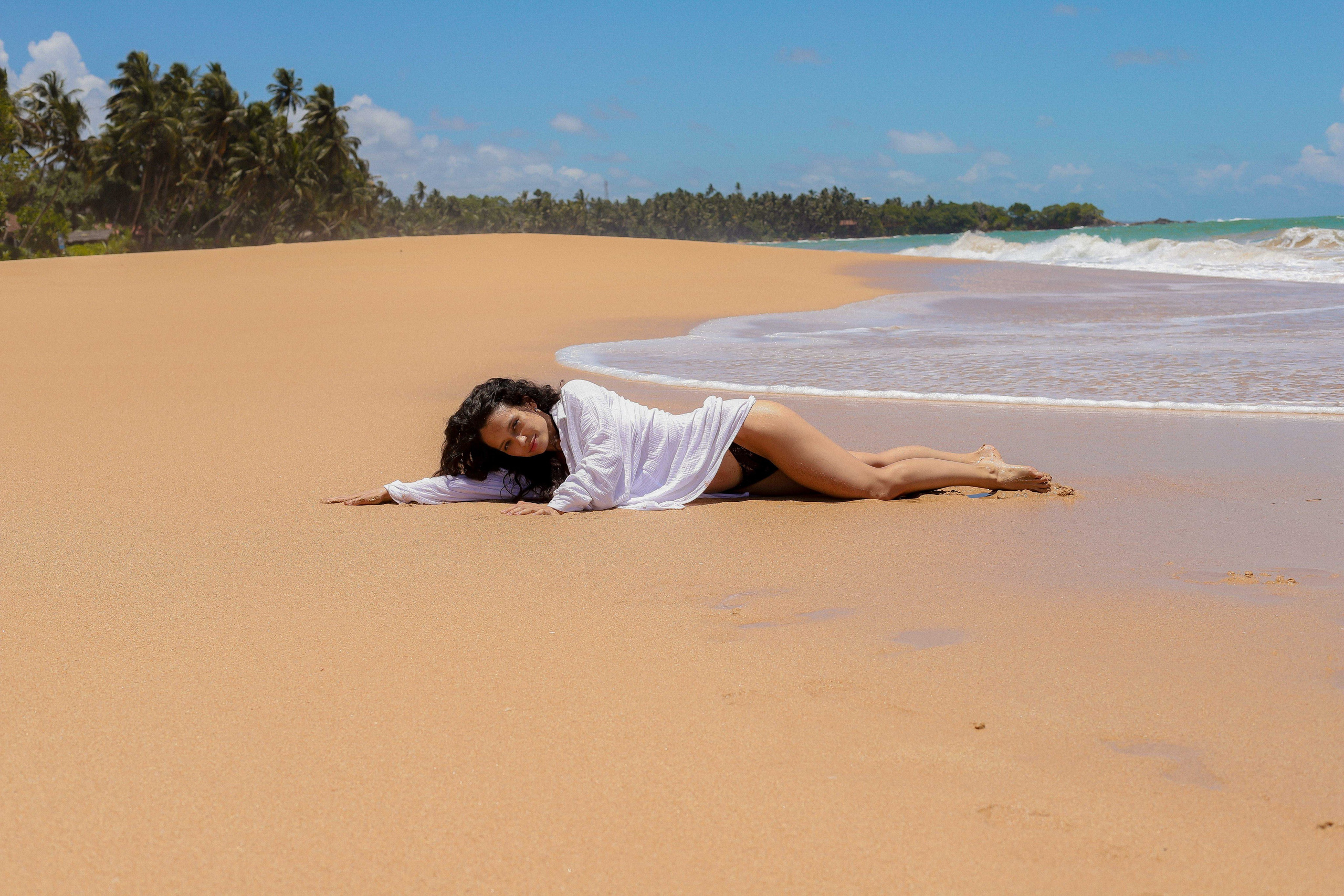 "Девушка на золотых песках Хиккадувы - нежный силуэт на фоне бирюзовых волн Индийского океана"