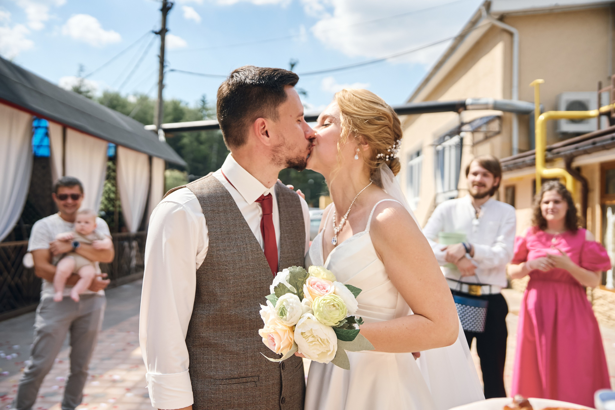 невеста целует жениха