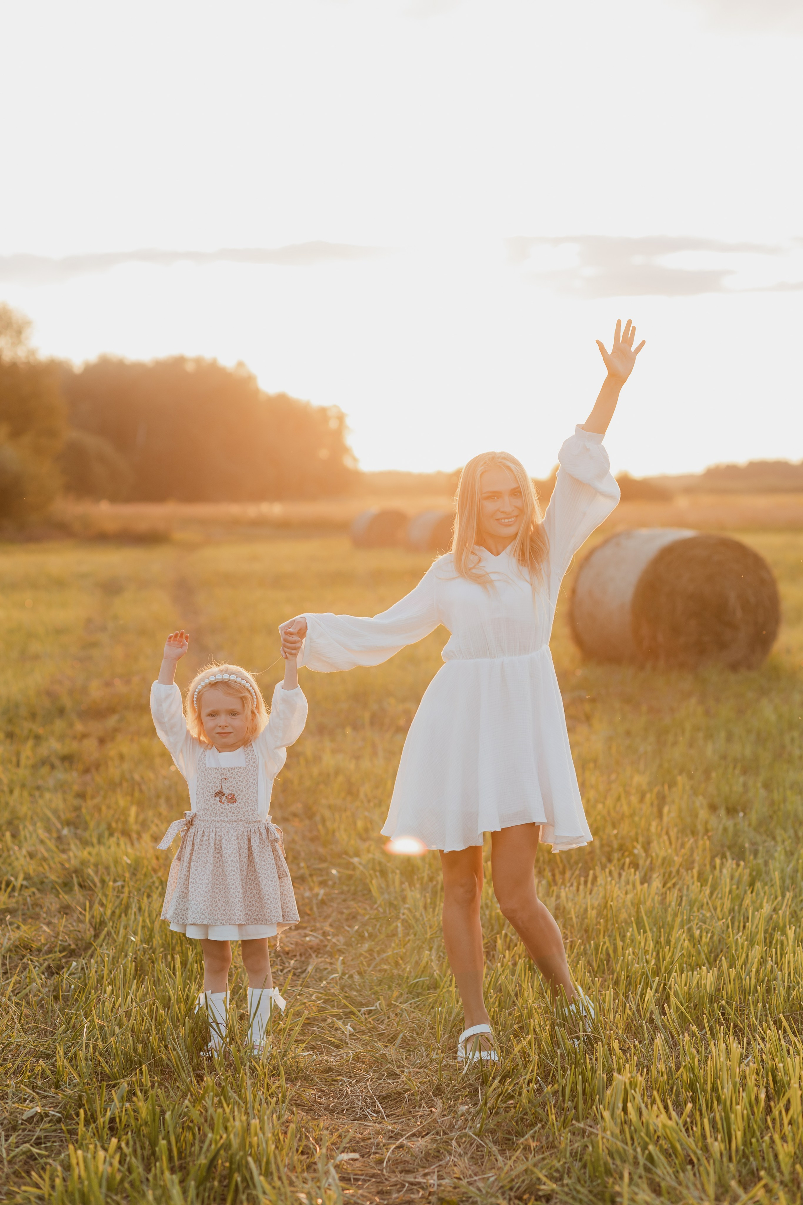 Семья Смирновых в поле с сеном. Семейный и детский фотограф в городе Подолск МО Крылова Ирина