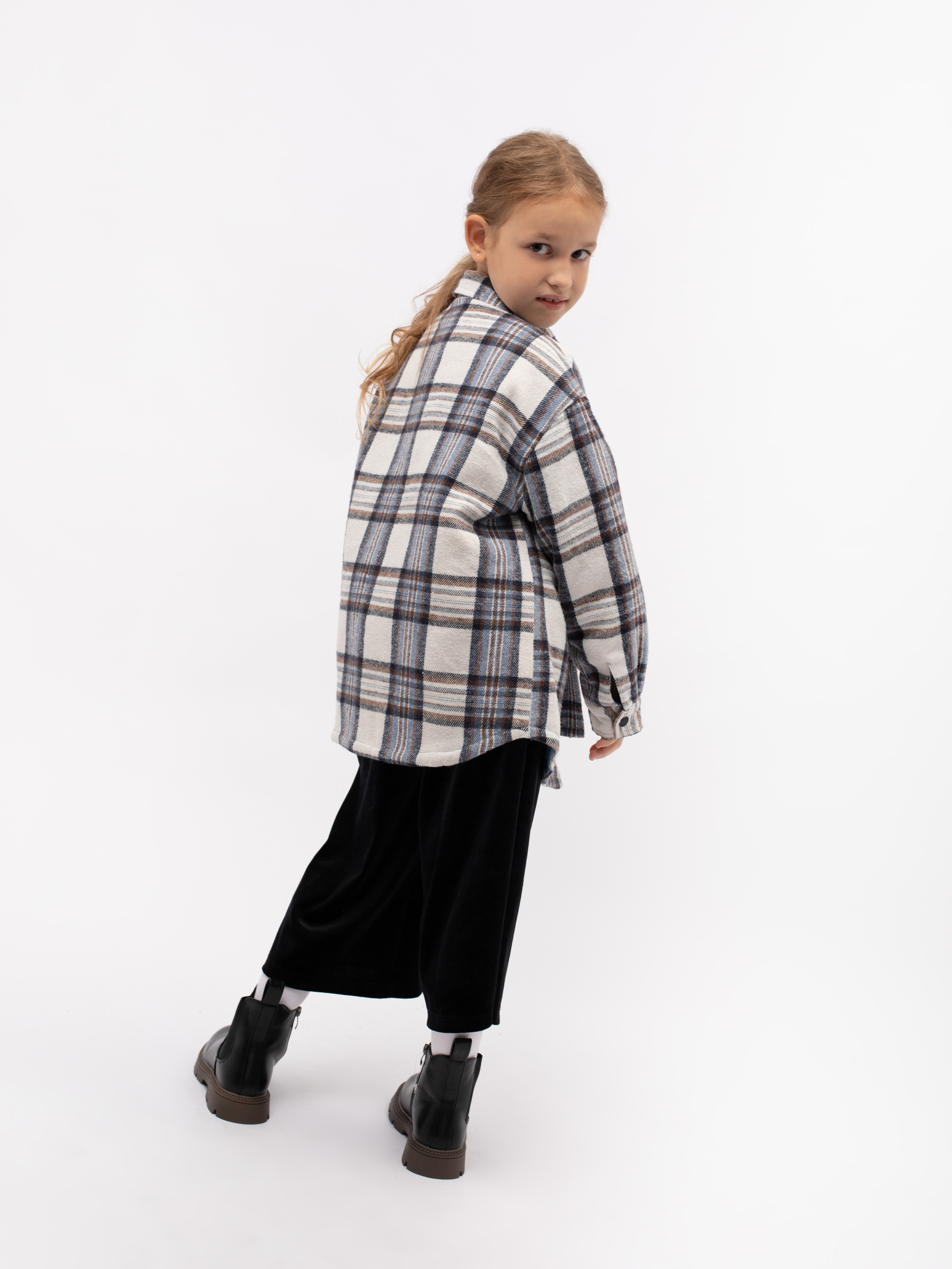 Ботинки для девочки. Фотостудия предметной и модельной съёмки для маркетплейсов