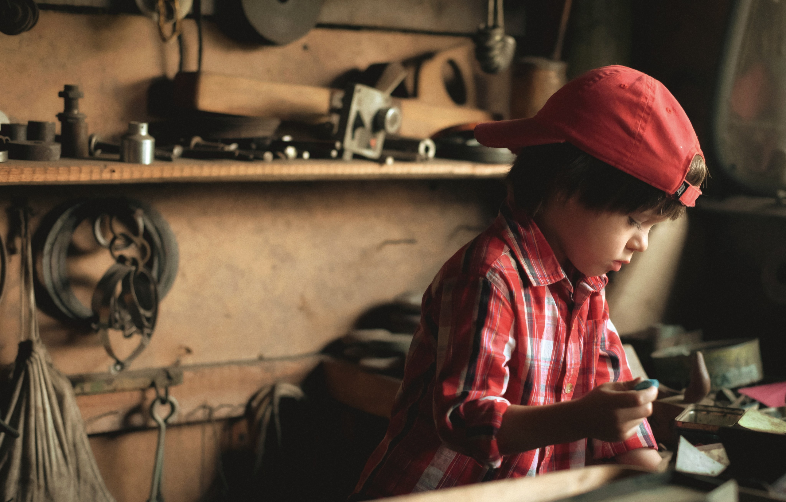 В дедушкиной мастерской. Фотограф Альбина Вакунова