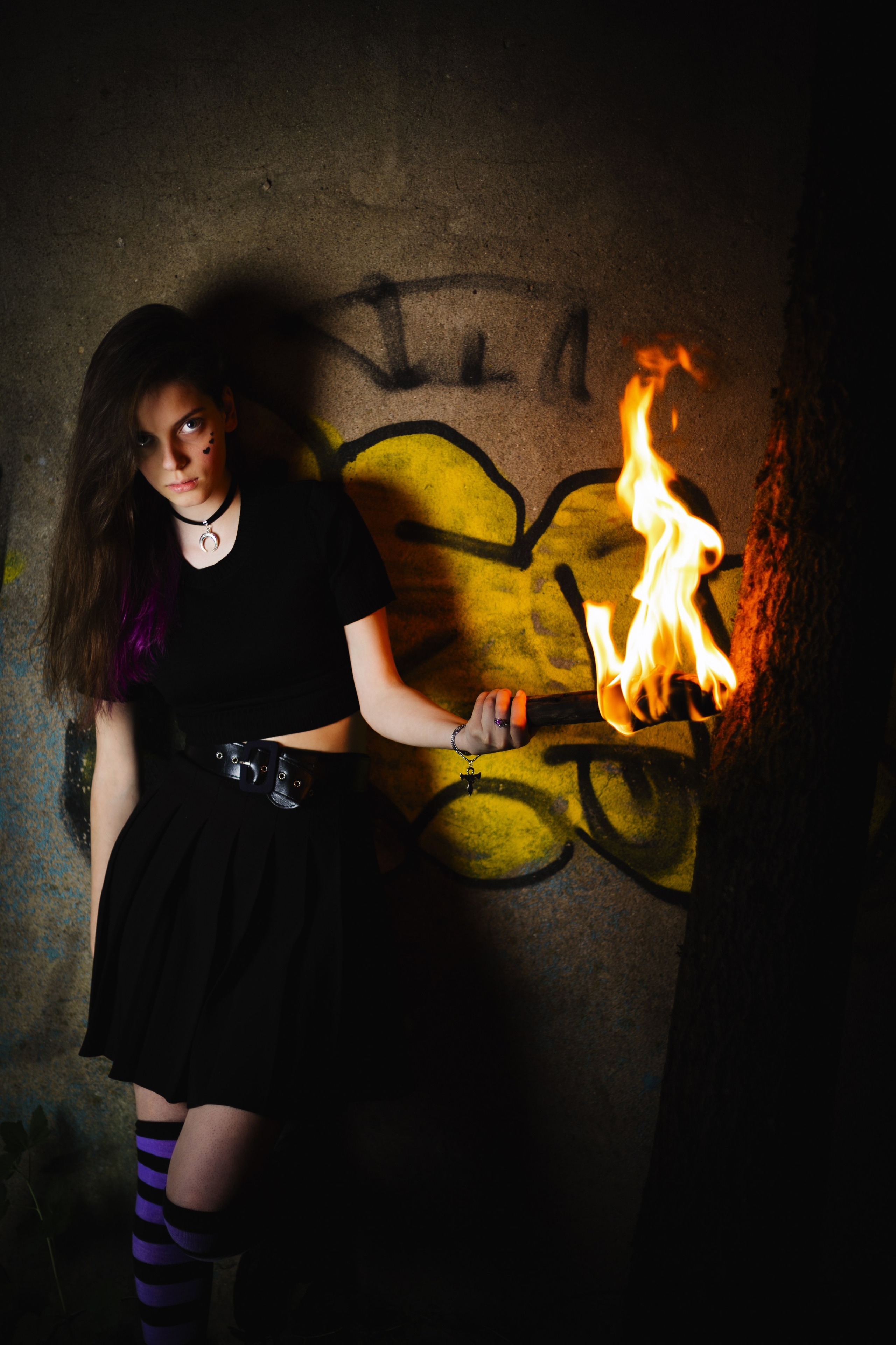 Модель: Лидия Леймон. Фотограф - Николай Мокрицкий. Импровизионаня фотосессия, в заброшенном здании. Креативная ночная фотосессия. Молодая девушка в образе неформалки. Темные волосы с фиолетовой прядью, полосатые чулки, ботинки. Зажигалка, кровь, горящий факел, огонь – атмосферное заброшенноге здания. Факел, Девушка, молодая девушка, Альтушка, Фотосеесия, Подросток, Крашенные волосы, Сигарета, Кровь, Позировка, Потрет
