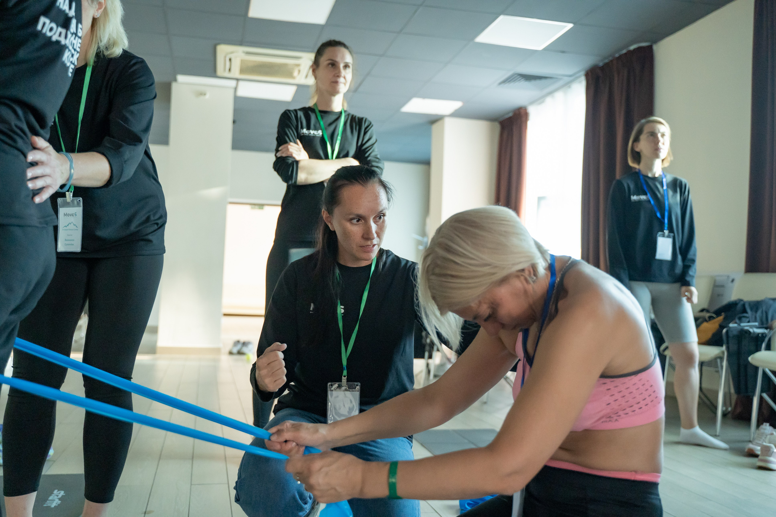 Фотография участницы активно выполняющее упражнение