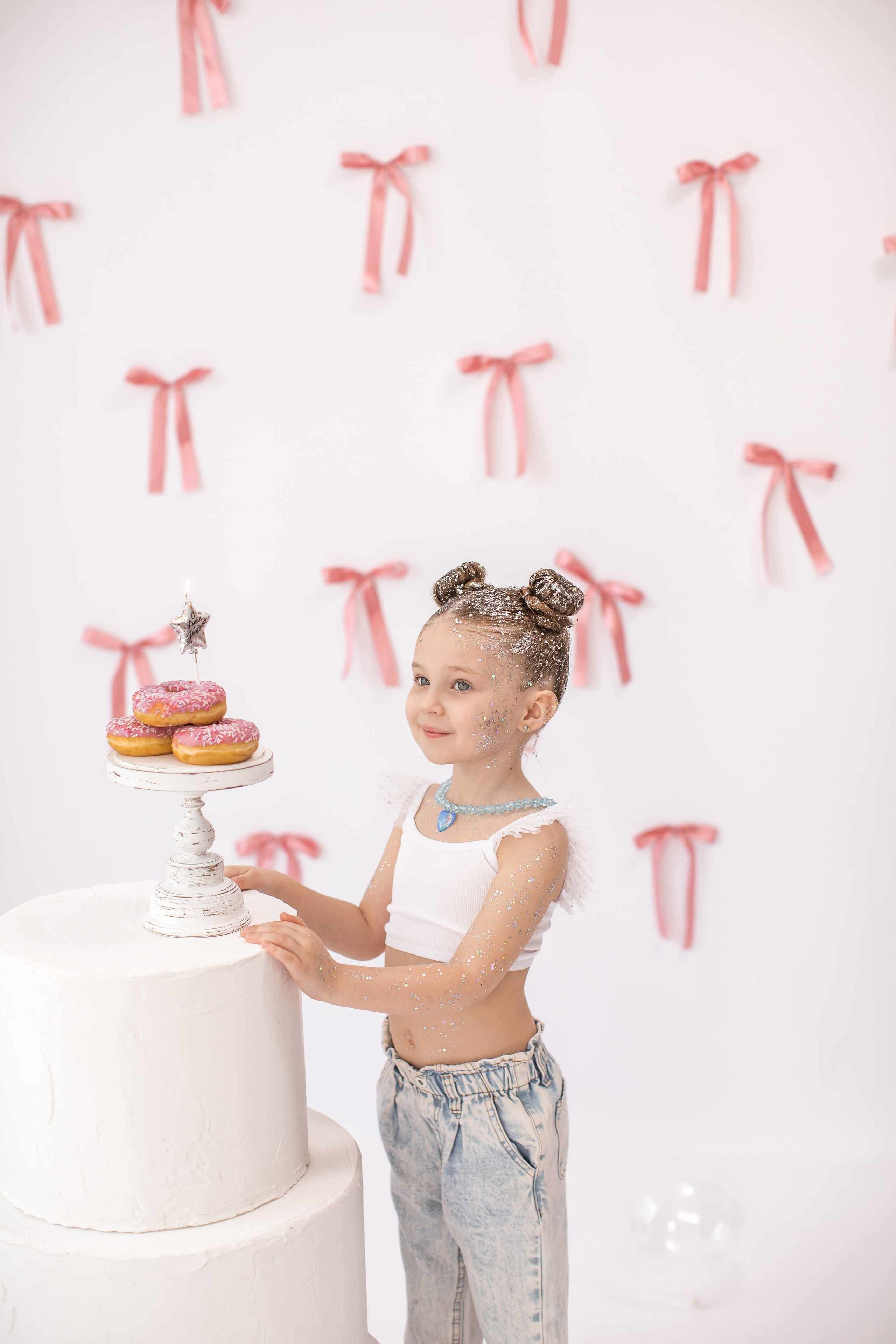 День рождение от 4 до 18 лет (на белом фоне). Детский семейный фотограф на первый годик город Новосибирск Дымова Светлана пакеты всё включено 1-3 года