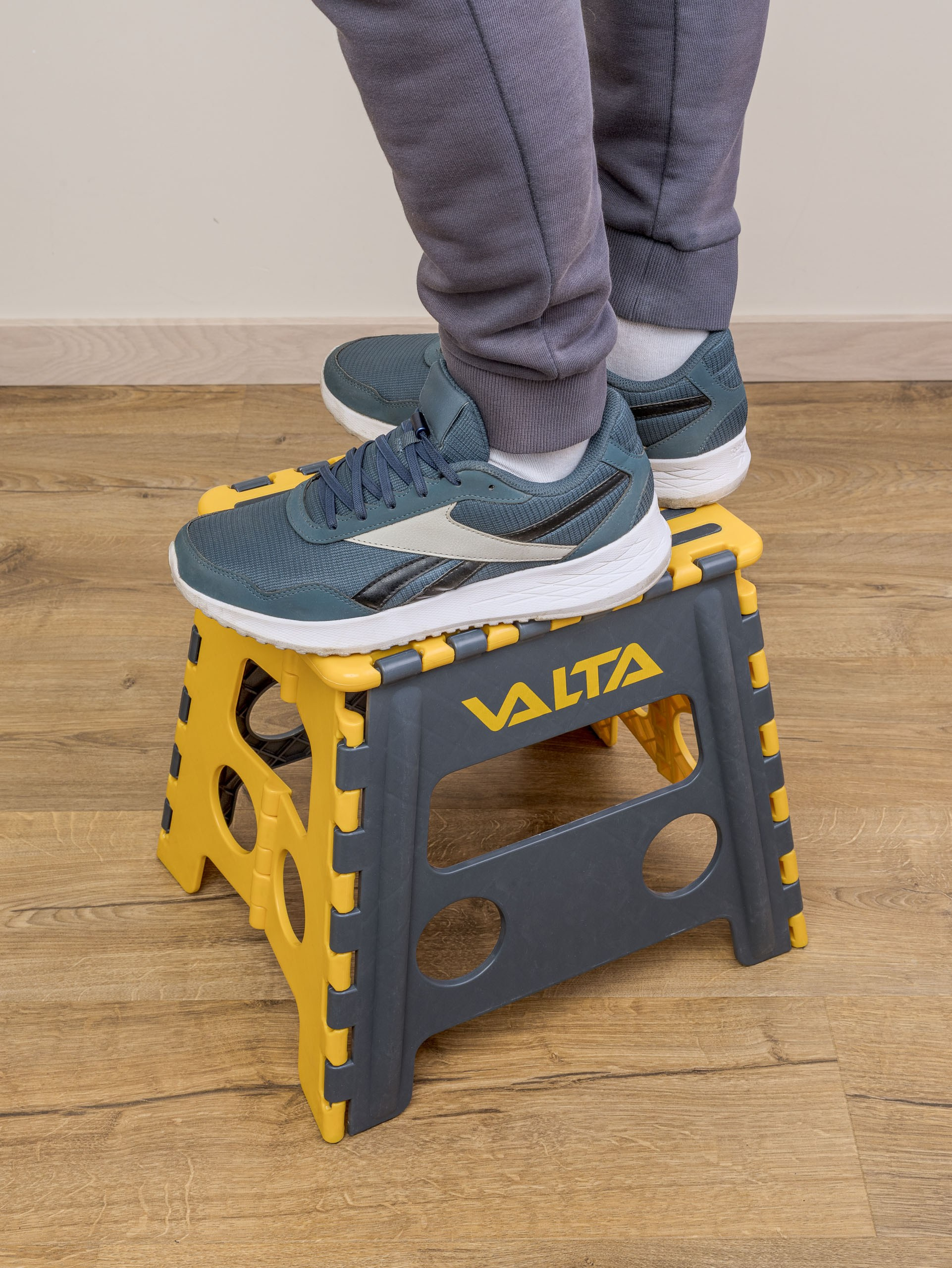 Предметные фотографии бытовых и строительных инструментов