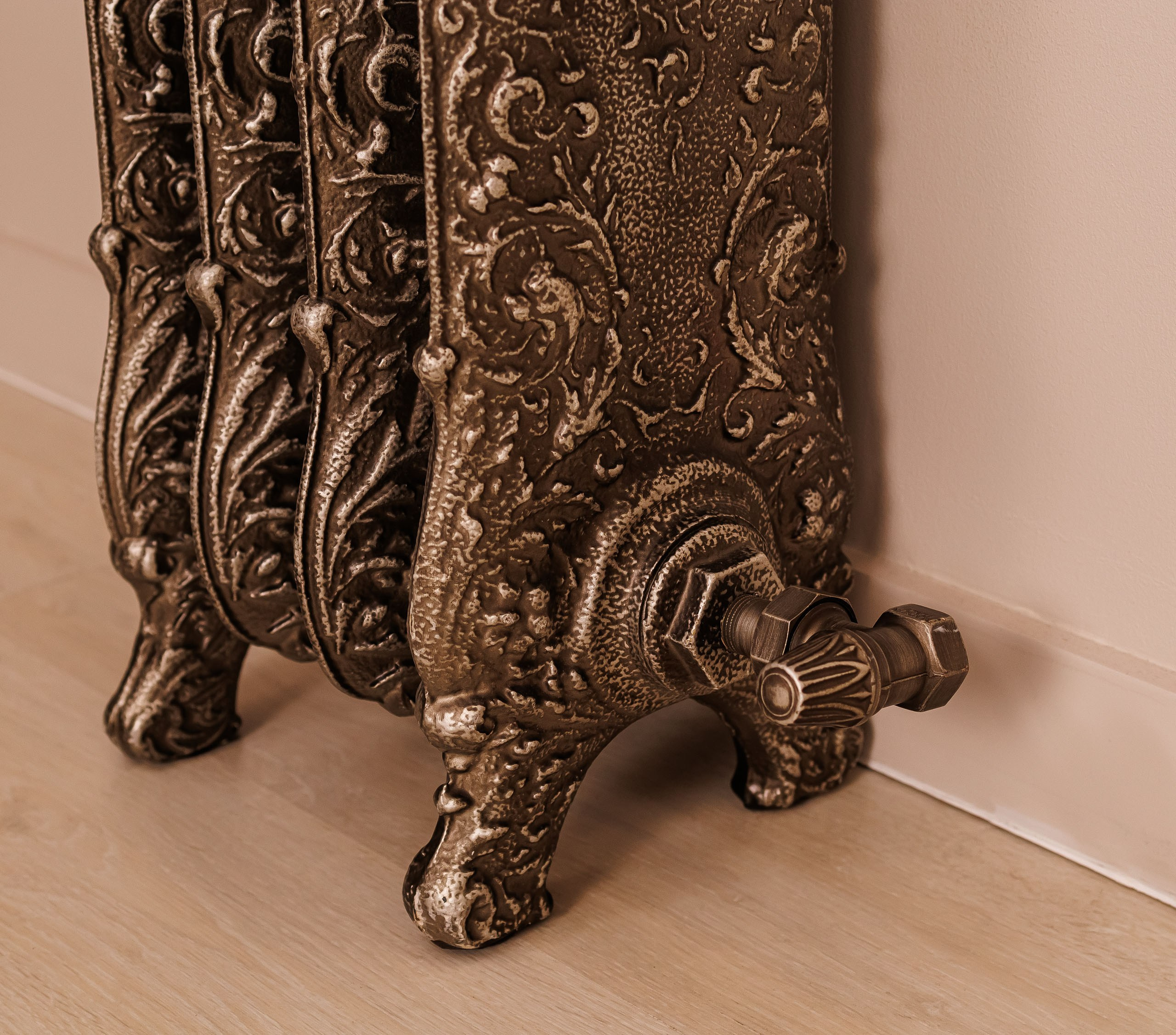 Предметные фотографии дизайнерских радиаторов отопления в стиле ретро