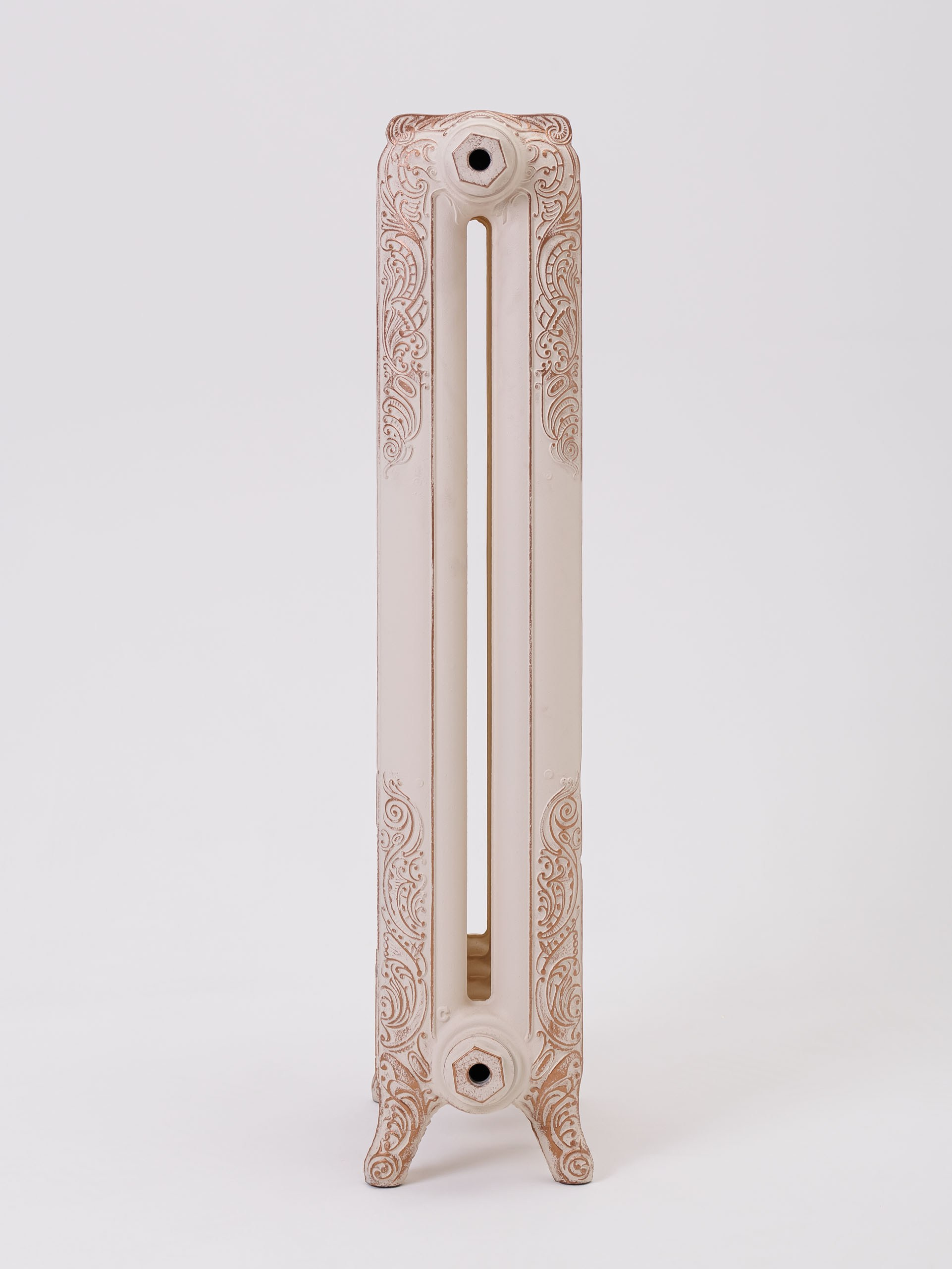 Предметные фотографии дизайнерских радиаторов отопления в стиле ретро