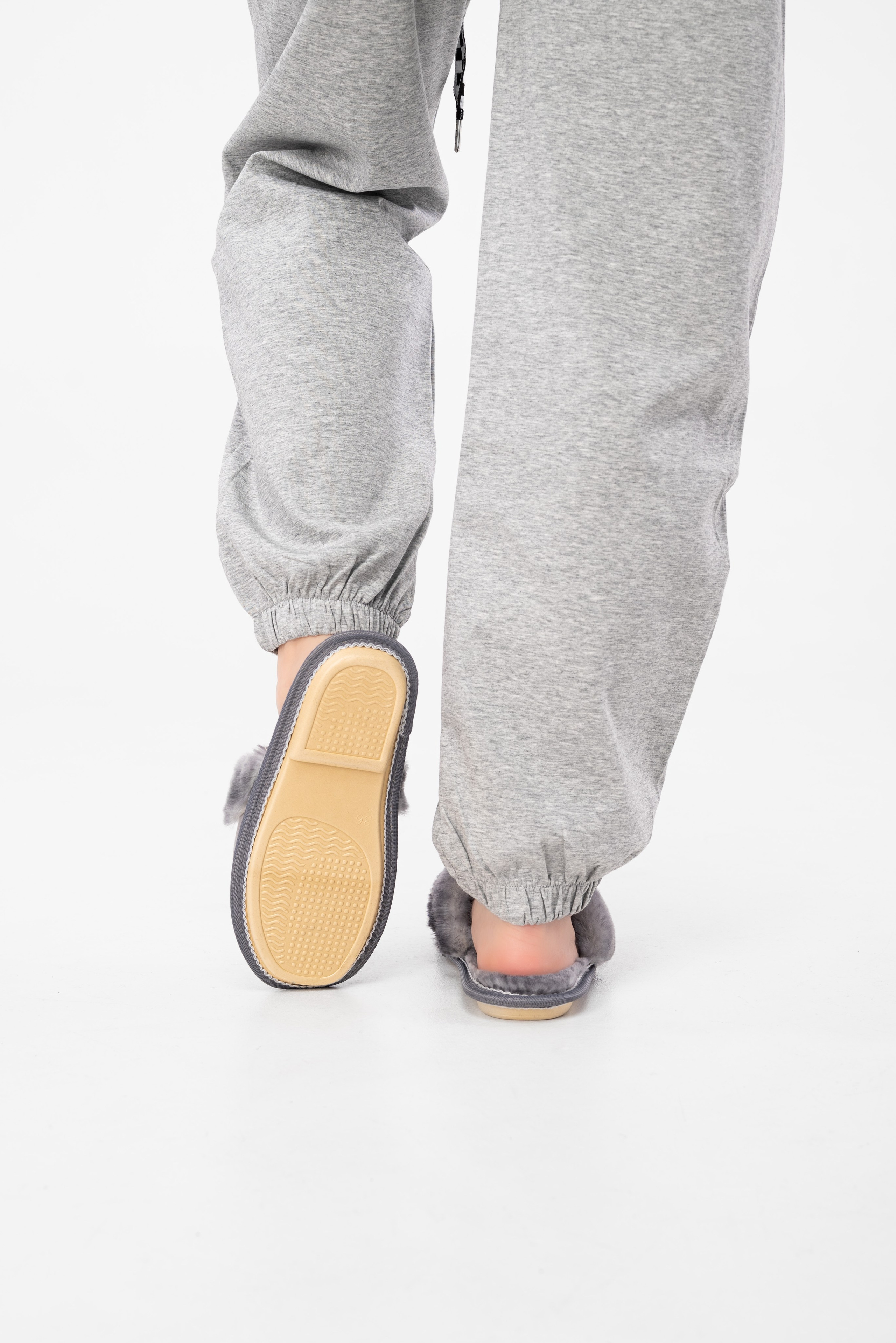 Тапочки и чуни. Предметный фотограф, фото для маркетплейсов Пятигорск, КМВ