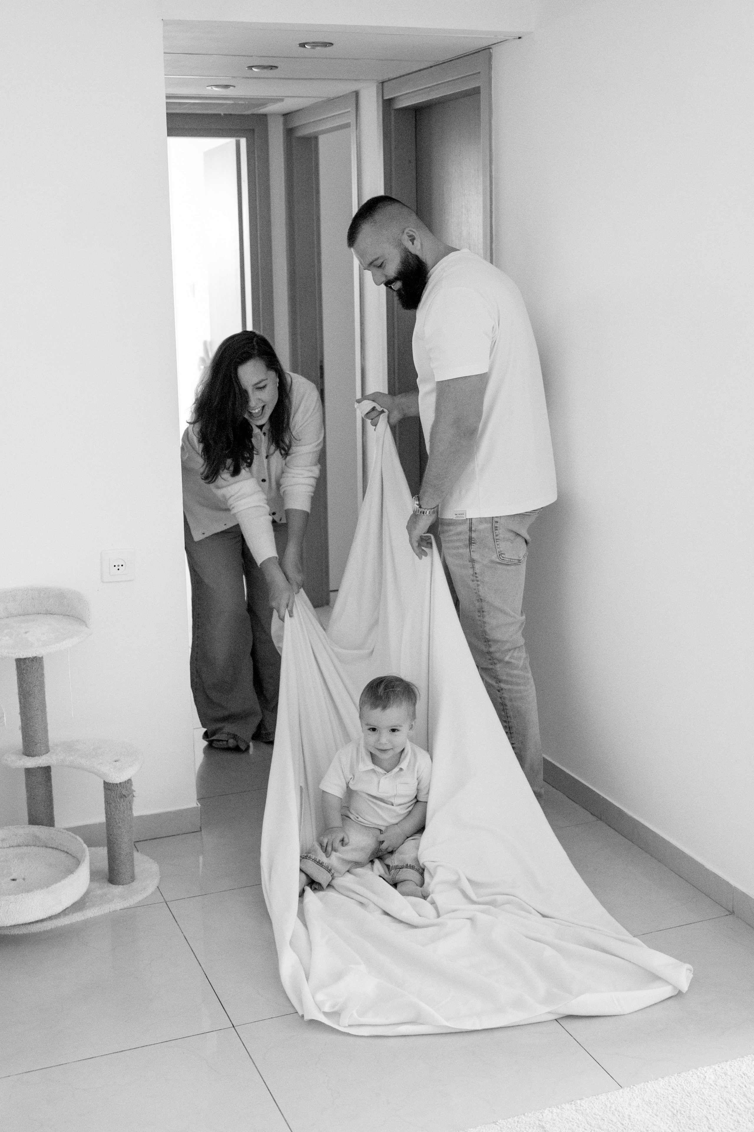 Pregnancy & Family photoshoot at home. Wedding and family photographer