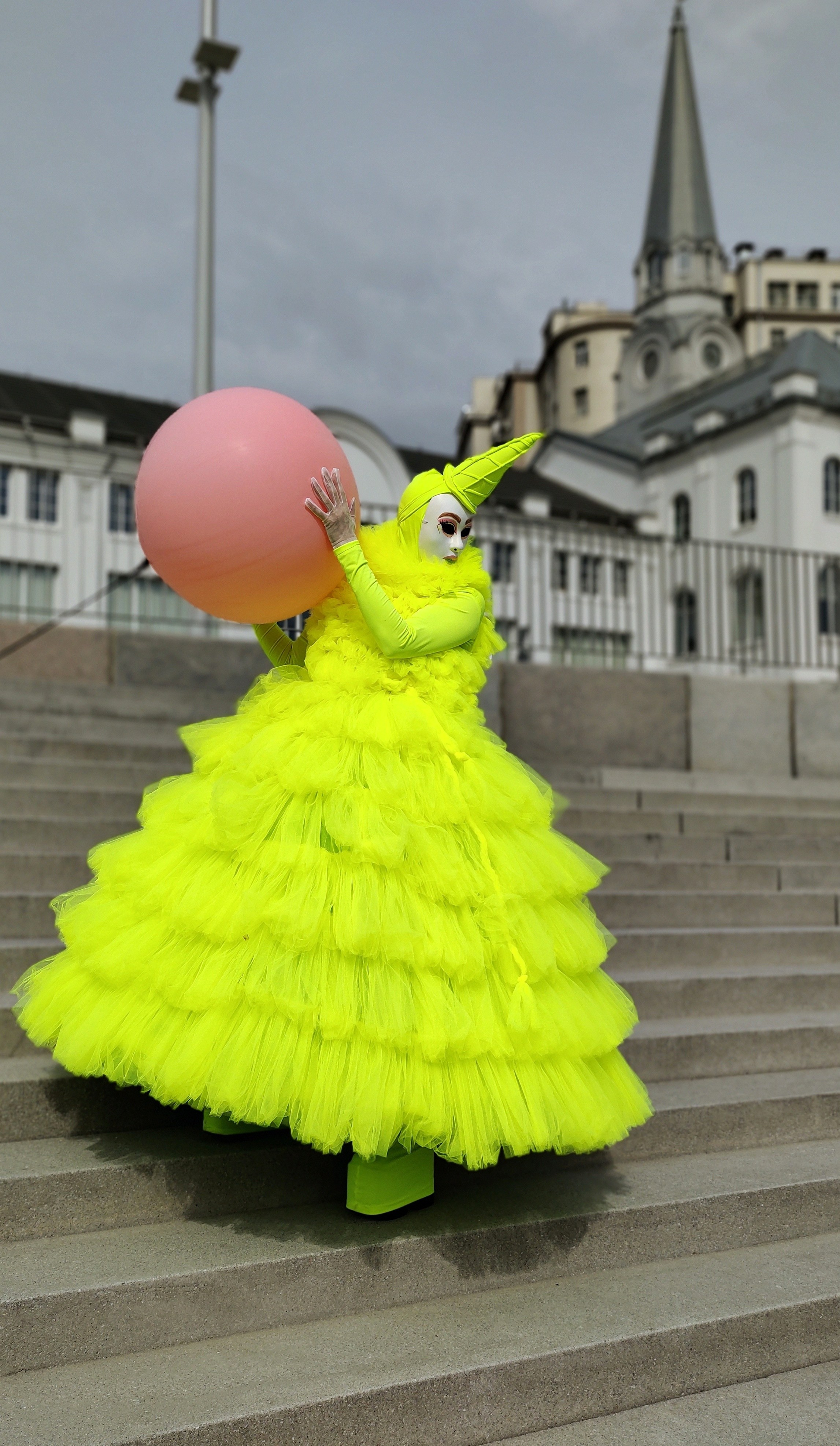 Пеший мим спускается по большой и широкой лестнице к Москве-реке